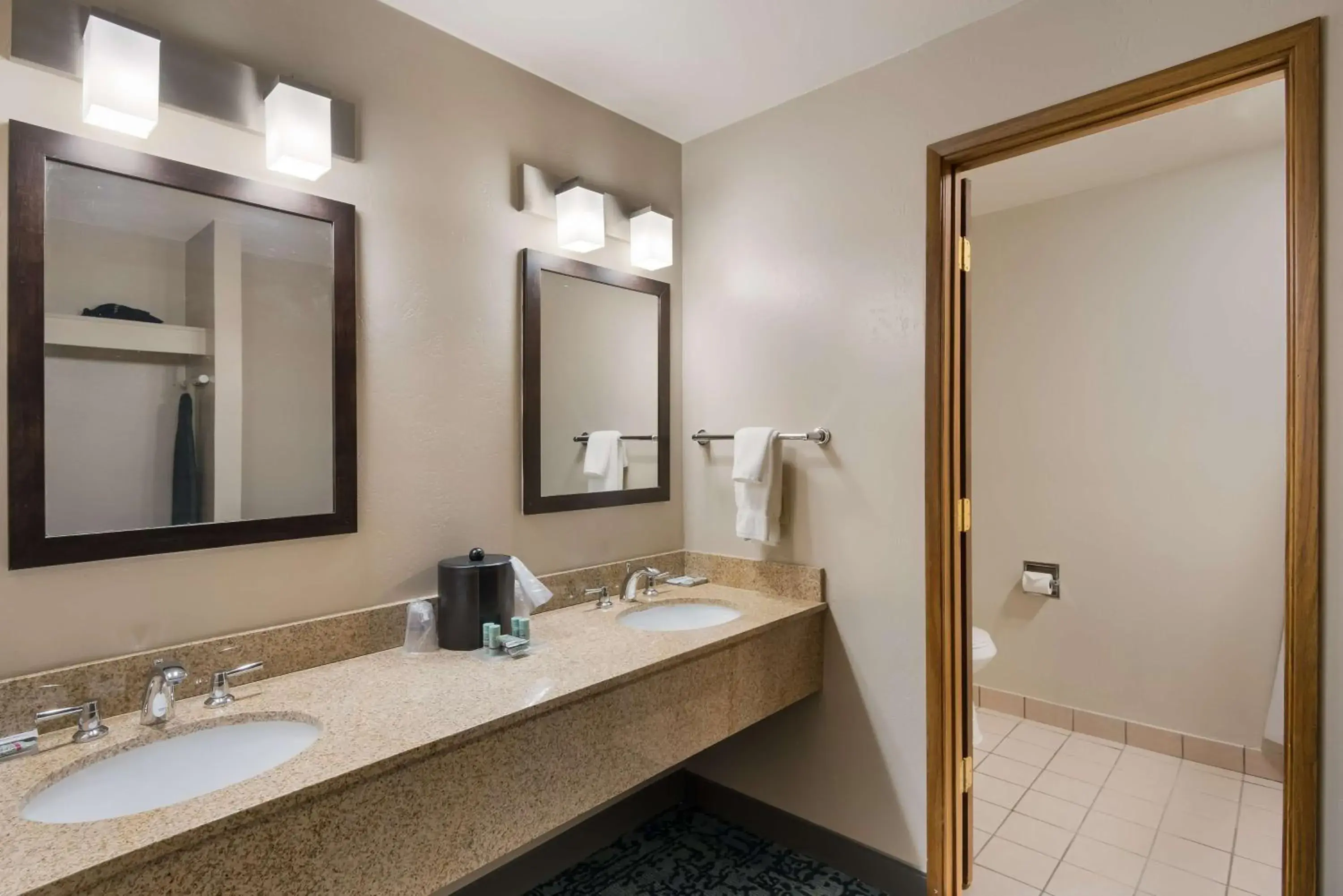 Queen Room with Sofa Bed - Pet-Friendly in Best Western New Oregon Motel Queen Room with Sofa Bed - Pet-Friendly in Best Western New Oregon Motel