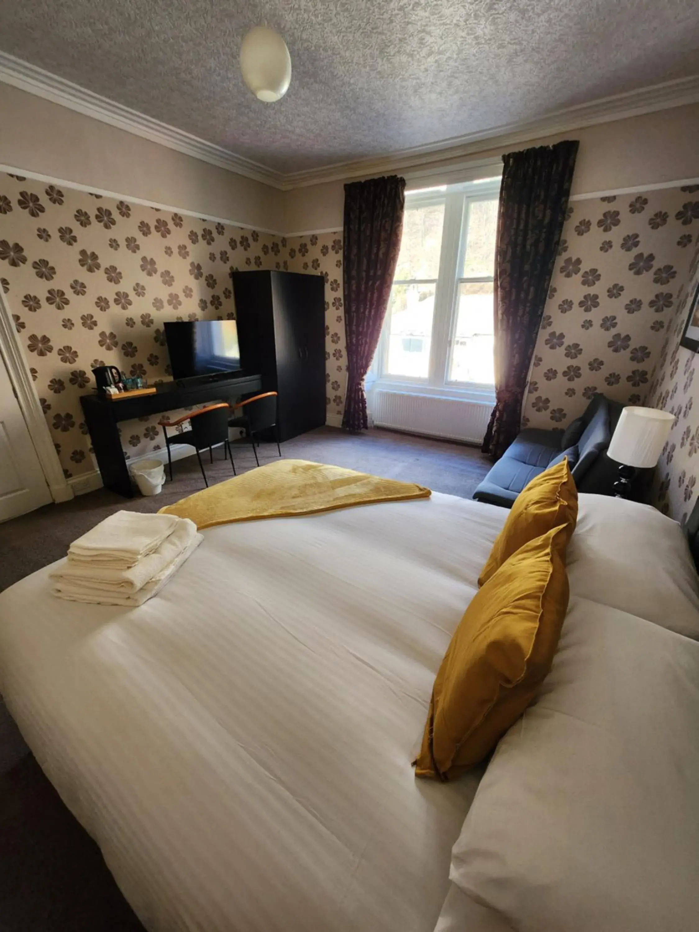 Family Room in King's Knoll Hotel Family Room in King's Knoll Hotel