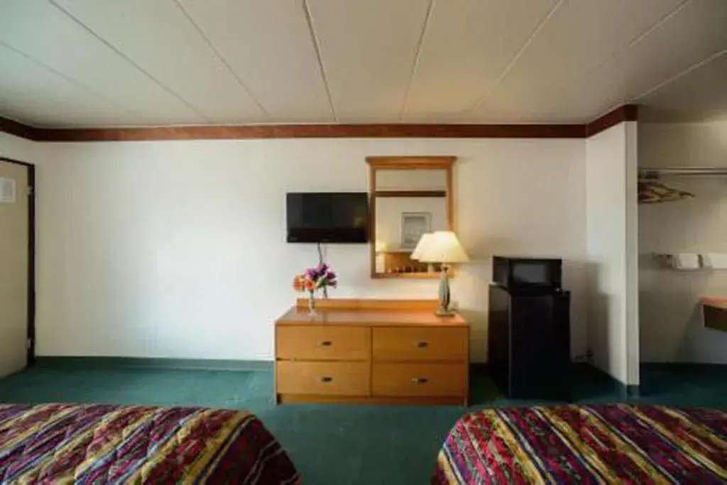 Quadruple Room - Disability Access in Loyalty Inn Maryville Quadruple Room - Disability Access in Loyalty Inn Maryville