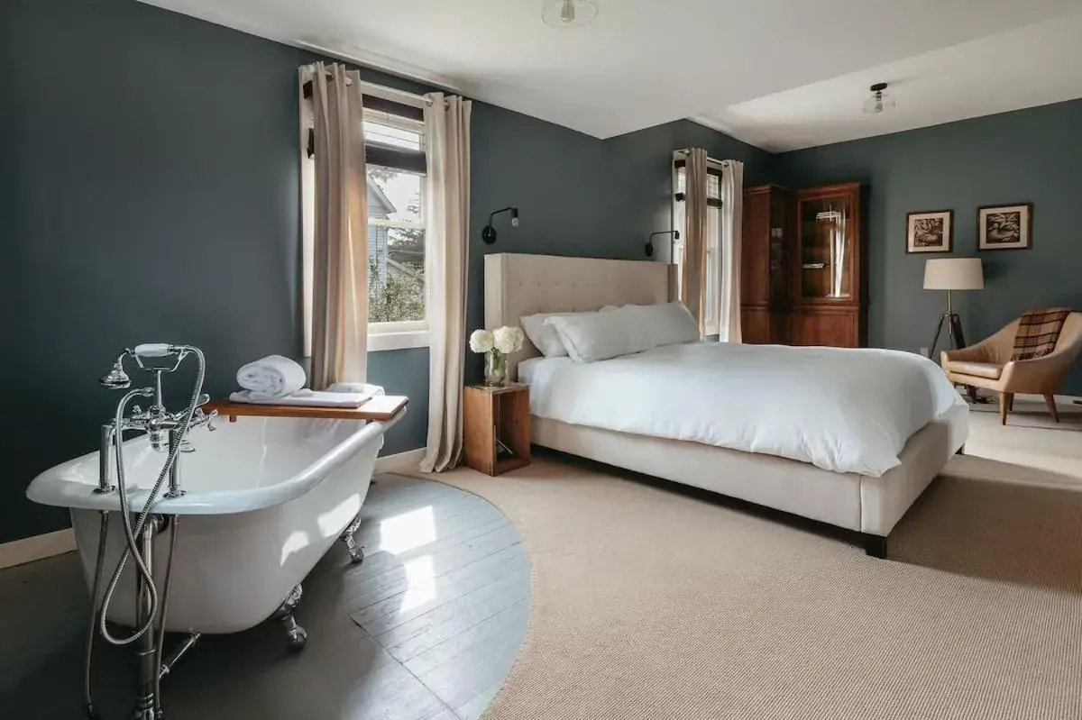 Deluxe King Room in The North Branch Inn Deluxe King Room in The North Branch Inn