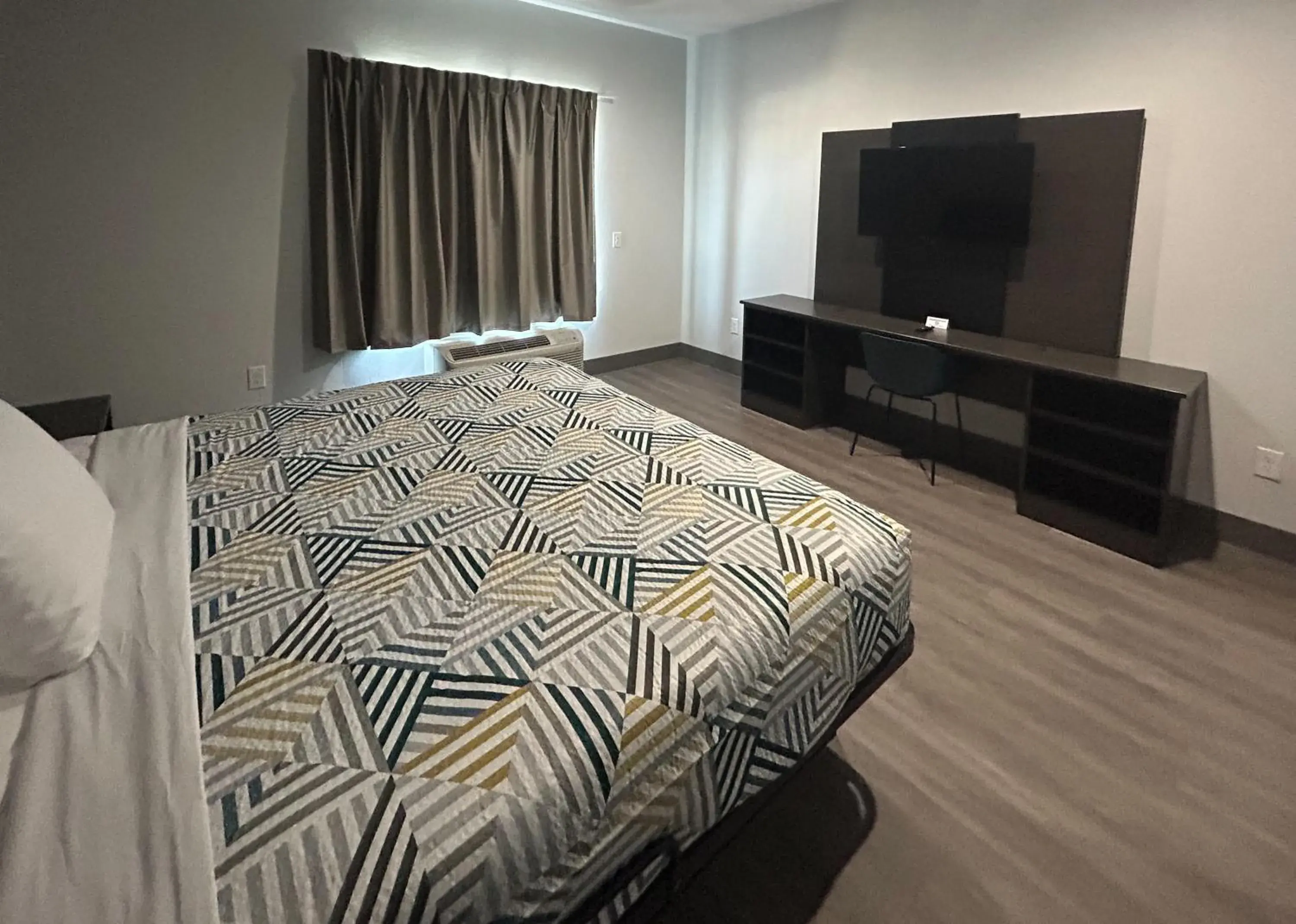 Deluxe King Room - Non-Smoking in Motel 6 Dallas, TX Methodist Charlton Medical Ctr Deluxe King Room - Non-Smoking in Motel 6 Dallas, TX Methodist Charlton Medical Ctr