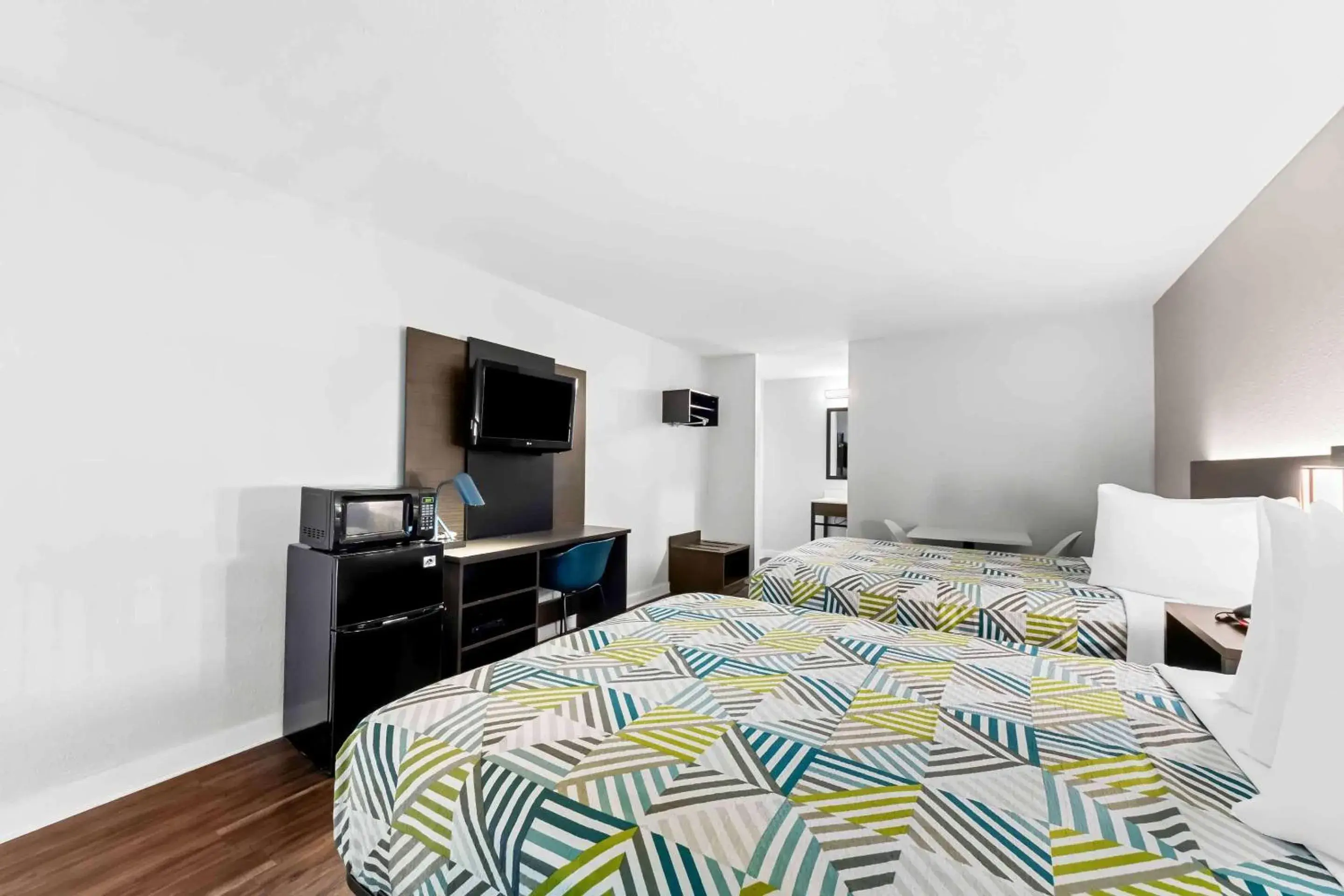 Quadruple Room - Non-Smoking in Studio 6 Port Lavaca, TX Quadruple Room - Non-Smoking in Studio 6 Port Lavaca, TX