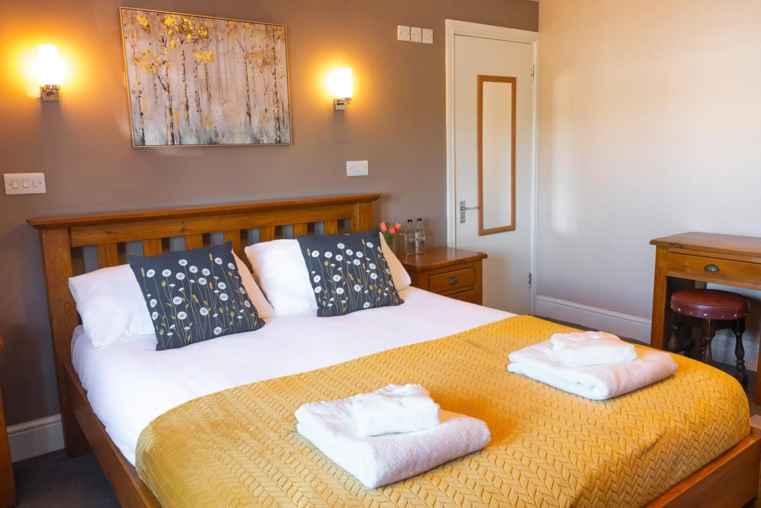 Double Room with Private Bathroom in The Gate Hangs High Double Room with Private Bathroom in The Gate Hangs High