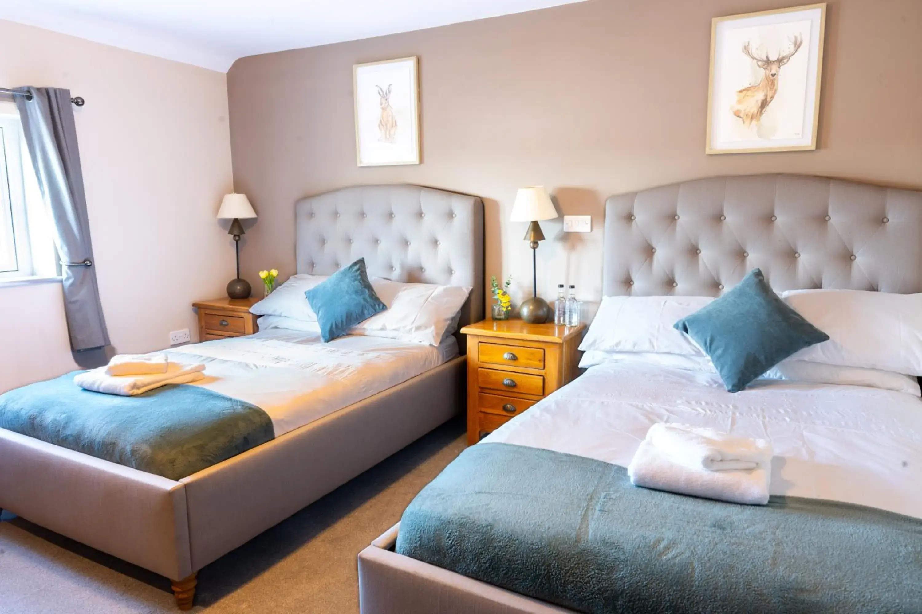 Twin Room with Private Bathroom in The Gate Hangs High Twin Room with Private Bathroom in The Gate Hangs High