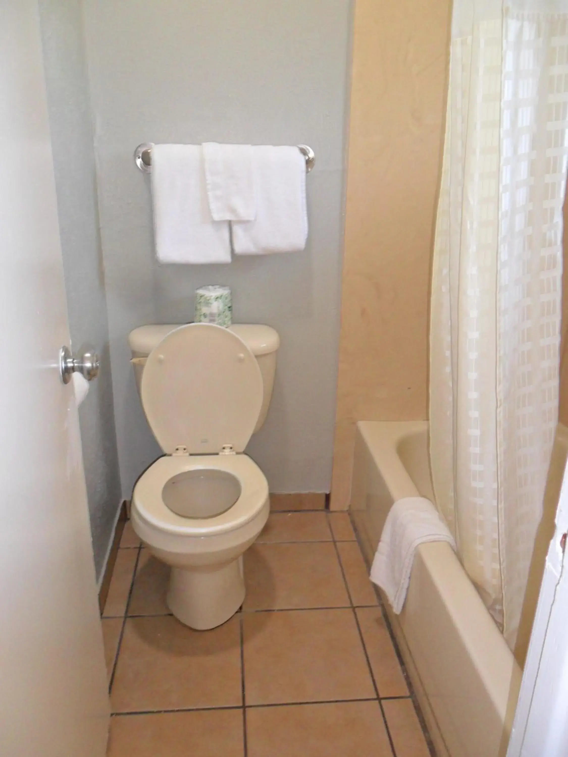 Deluxe King Room - single occupancy in A-OK Motel Deluxe King Room - single occupancy in A-OK Motel