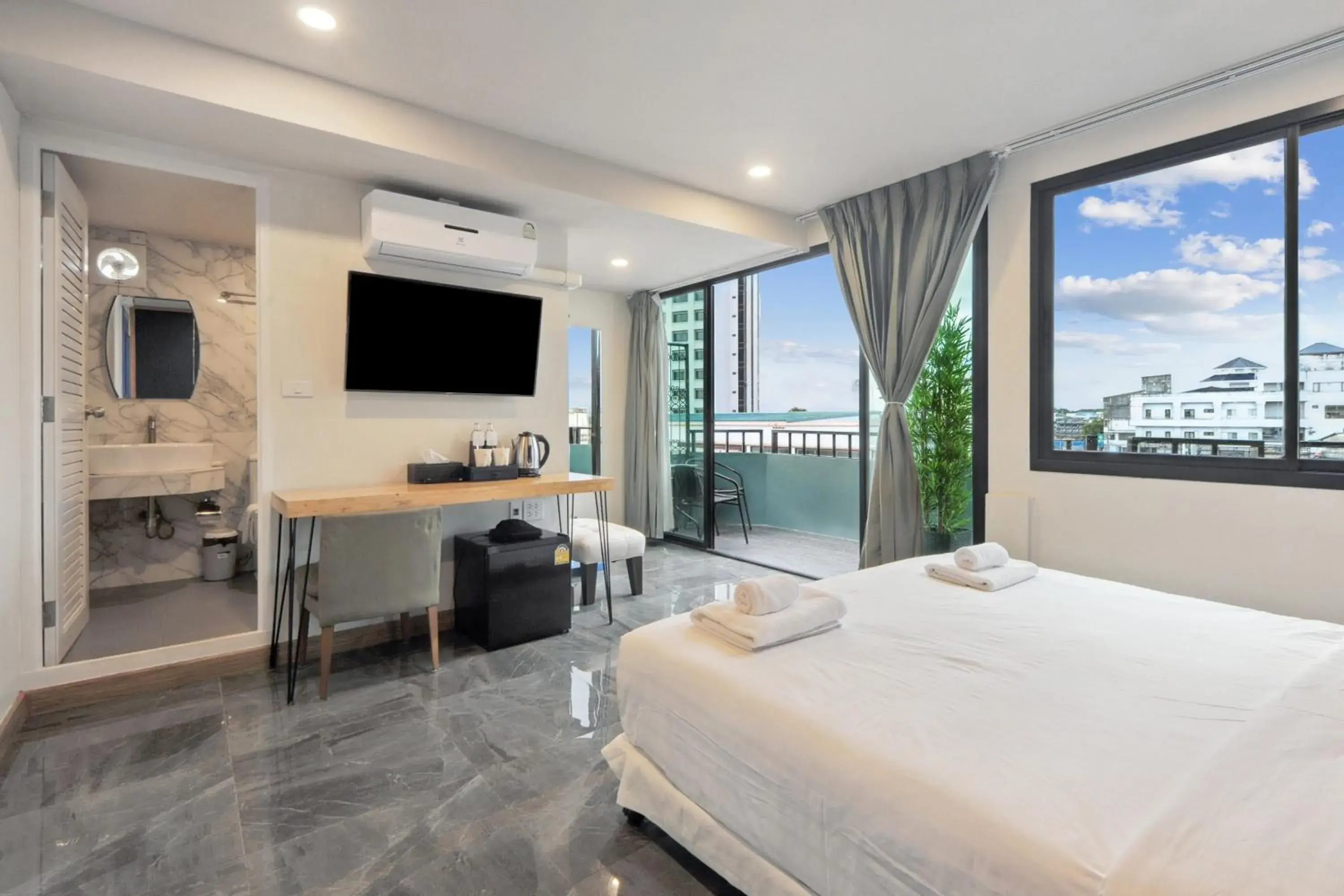 Deluxe Double Room with Balcony in Ployburi Boutique Hotel Deluxe Double Room with Balcony in Ployburi Boutique Hotel