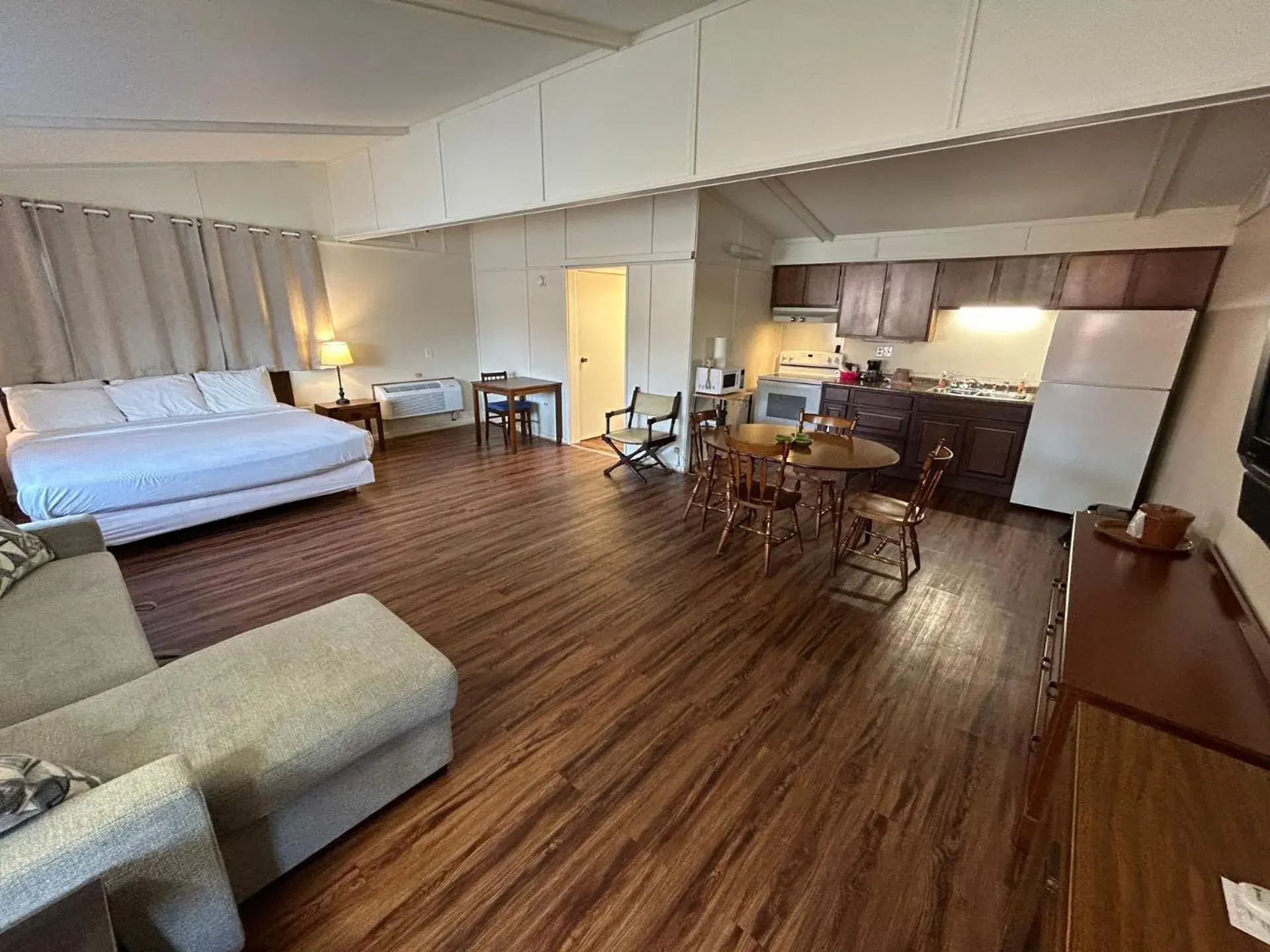 Deluxe King Suite in Valley Inn and Suites Deluxe King Suite in Valley Inn and Suites