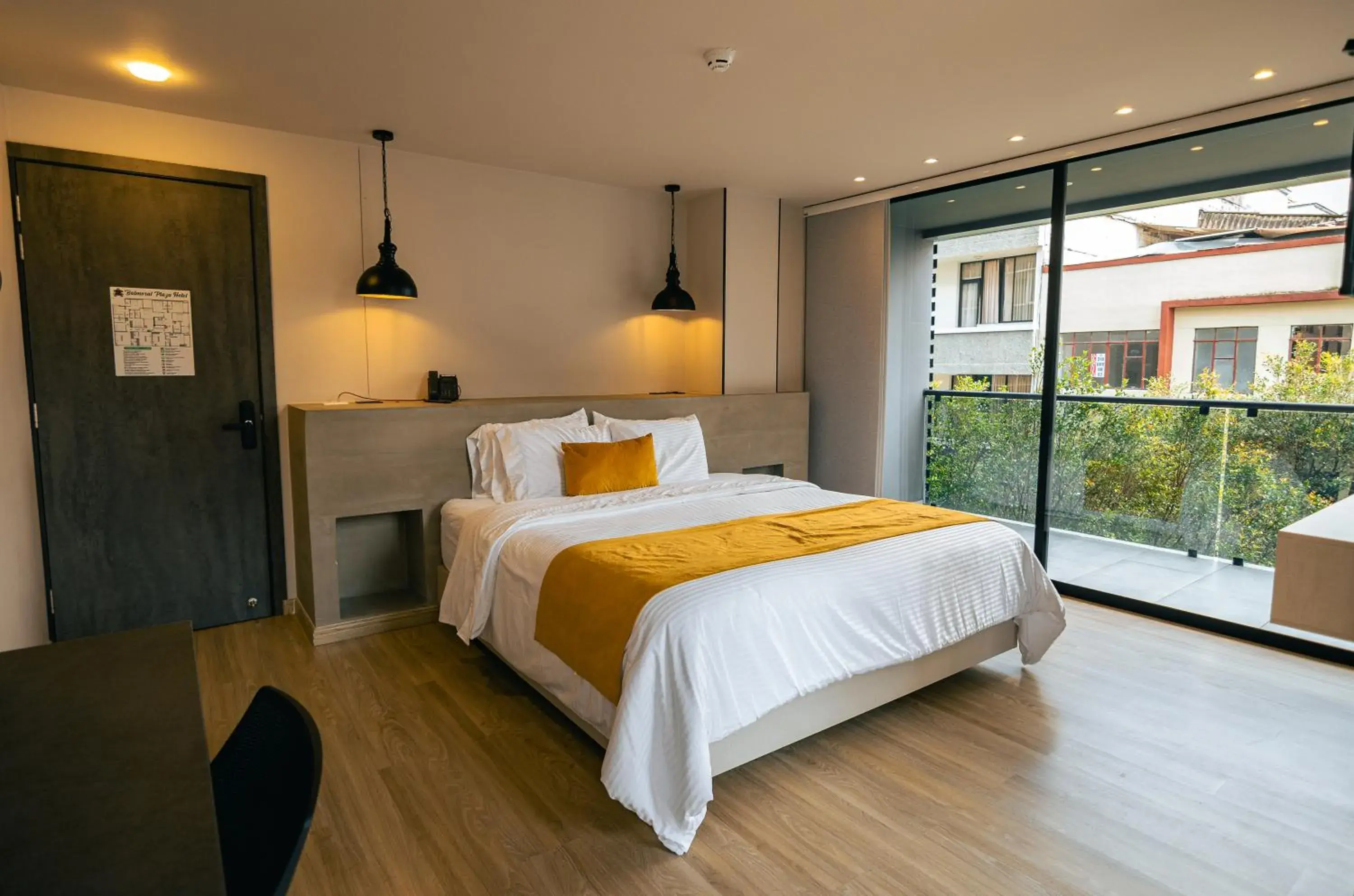 Large Double Room - single occupancy in Balmoral Plaza Hotel Large Double Room - single occupancy in Balmoral Plaza Hotel