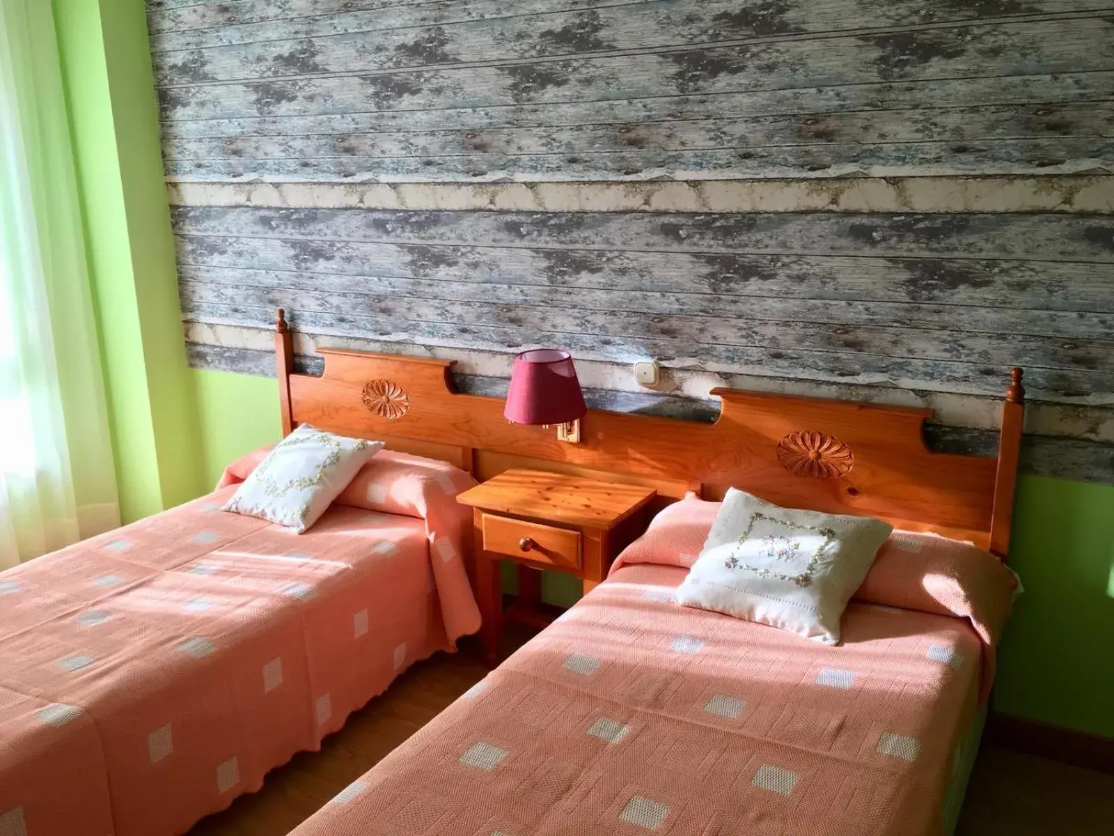 Twin Room with Private Bathroom in Hotel Capellan Twin Room with Private Bathroom in Hotel Capellan