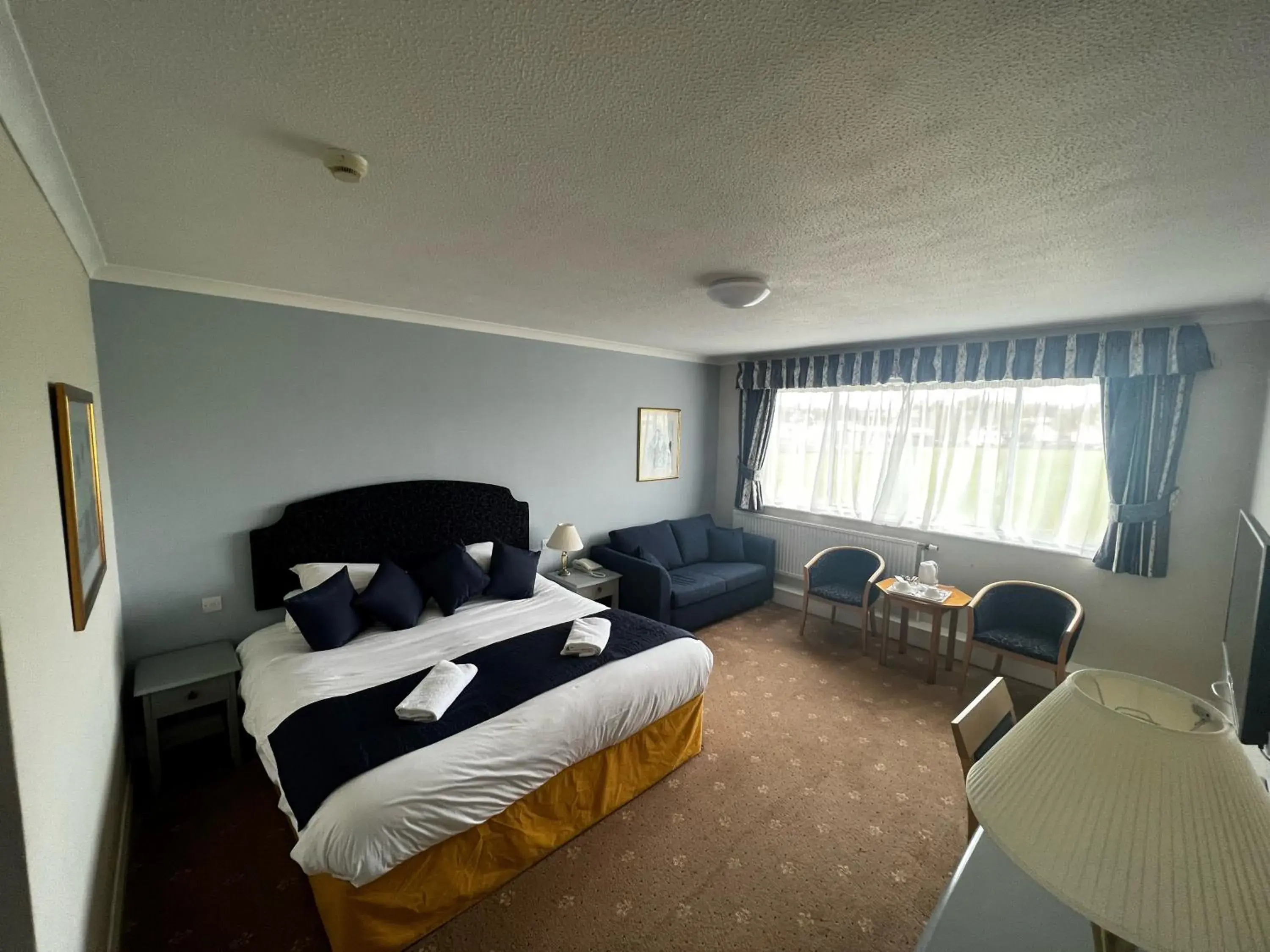 Superior Queen Room with Queen Bed - Non-Smoking in Tiverton Hotel Lounge & Venue Superior Queen Room with Queen Bed - Non-Smoking in Tiverton Hotel Lounge & Venue