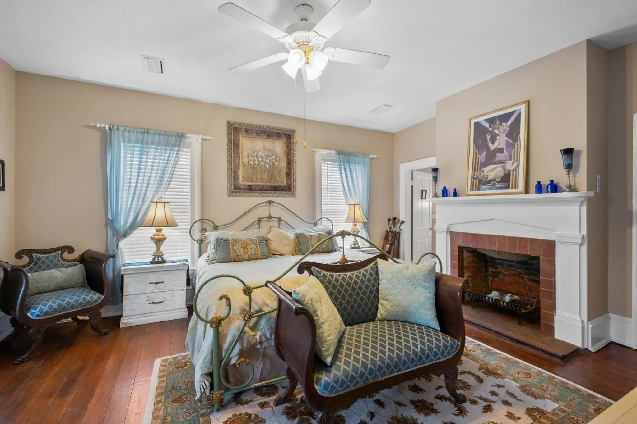 Deluxe Suite in Goodbread House Bed and Breakfast Deluxe Suite in Goodbread House Bed and Breakfast