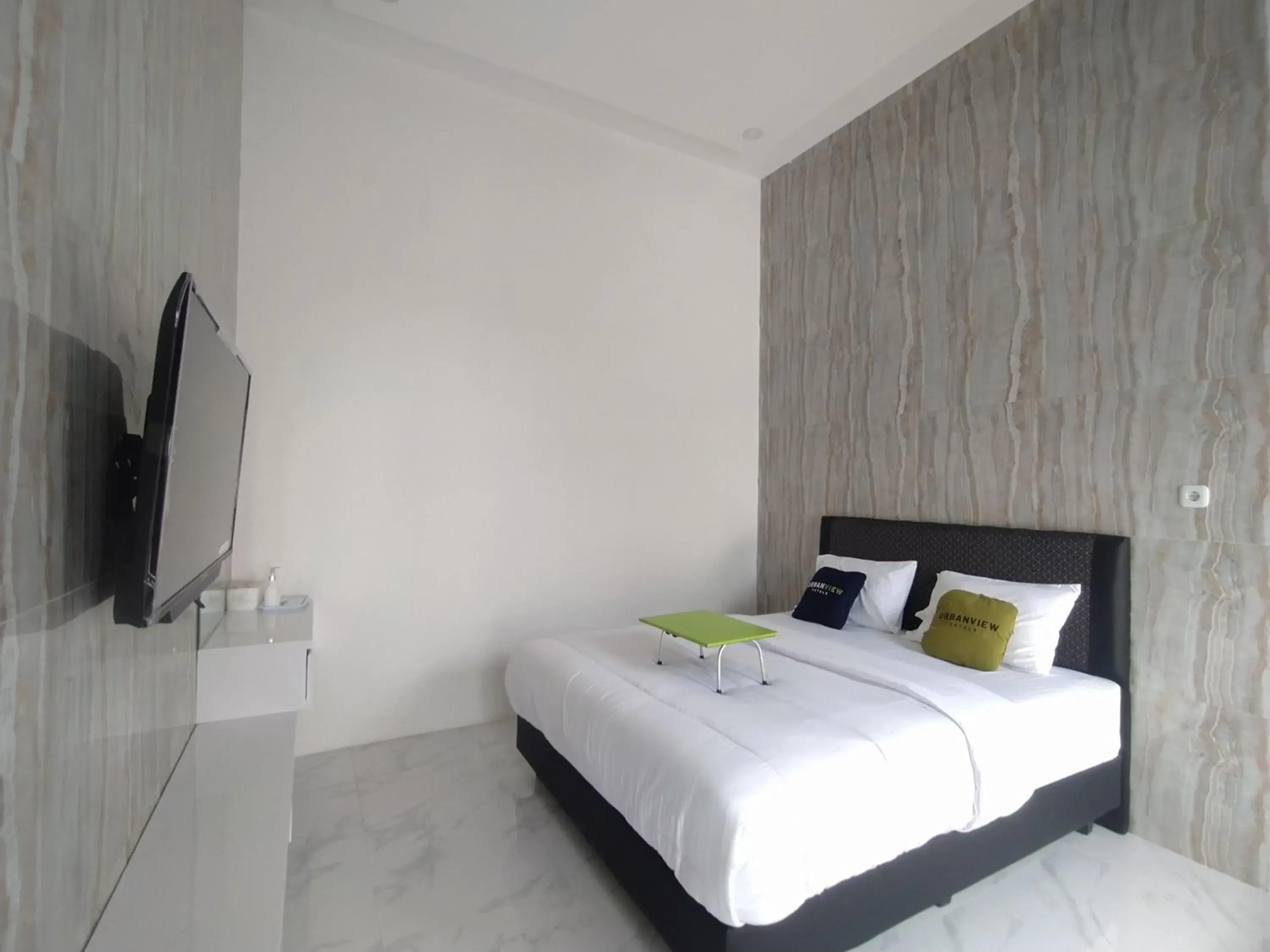 Standard Double Room in Urbanview Hotel Nimara Ngawi by RedDoorz Standard Double Room in Urbanview Hotel Nimara Ngawi by RedDoorz