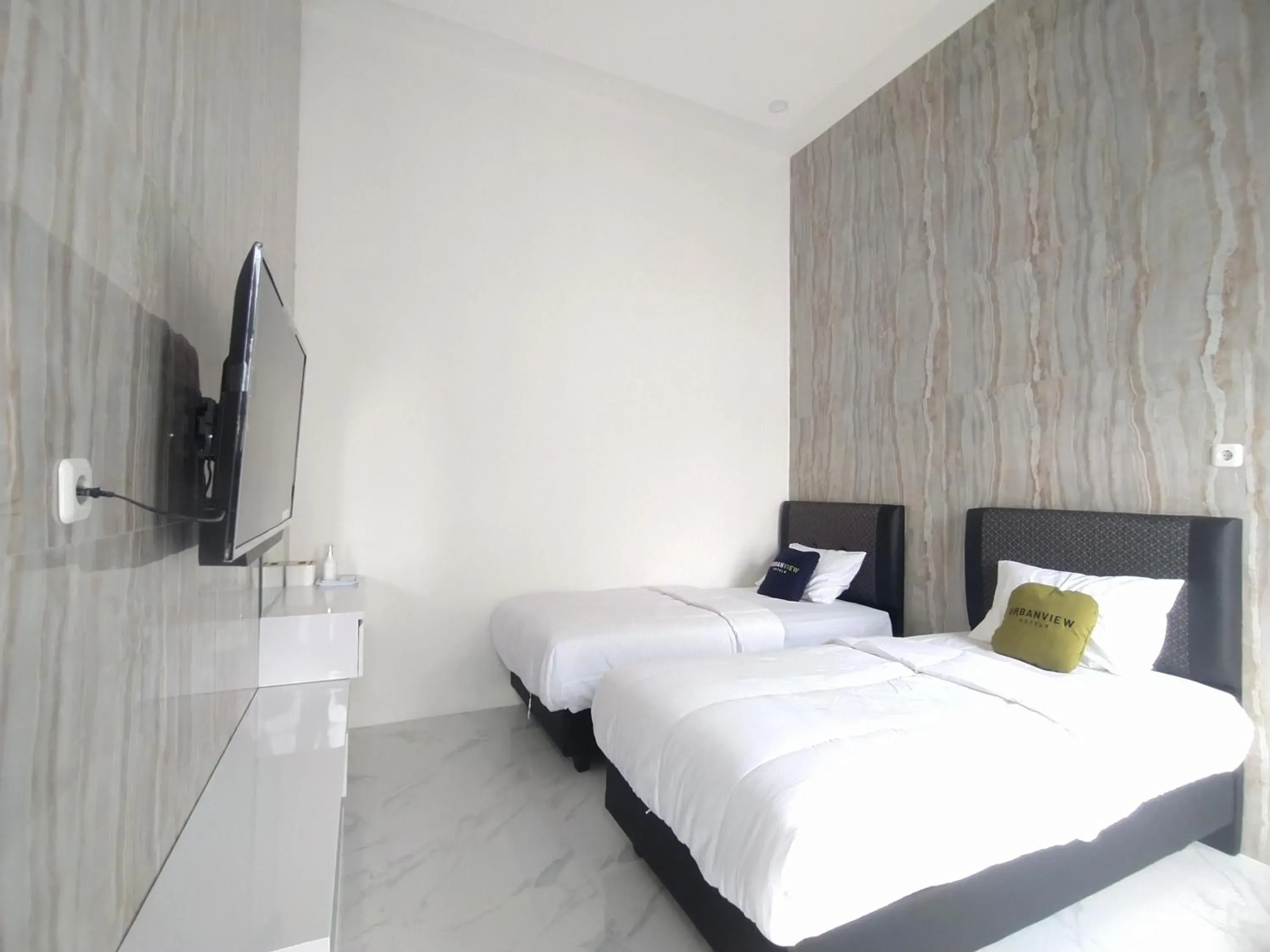 Twin Room in Urbanview Hotel Nimara Ngawi by RedDoorz Twin Room in Urbanview Hotel Nimara Ngawi by RedDoorz