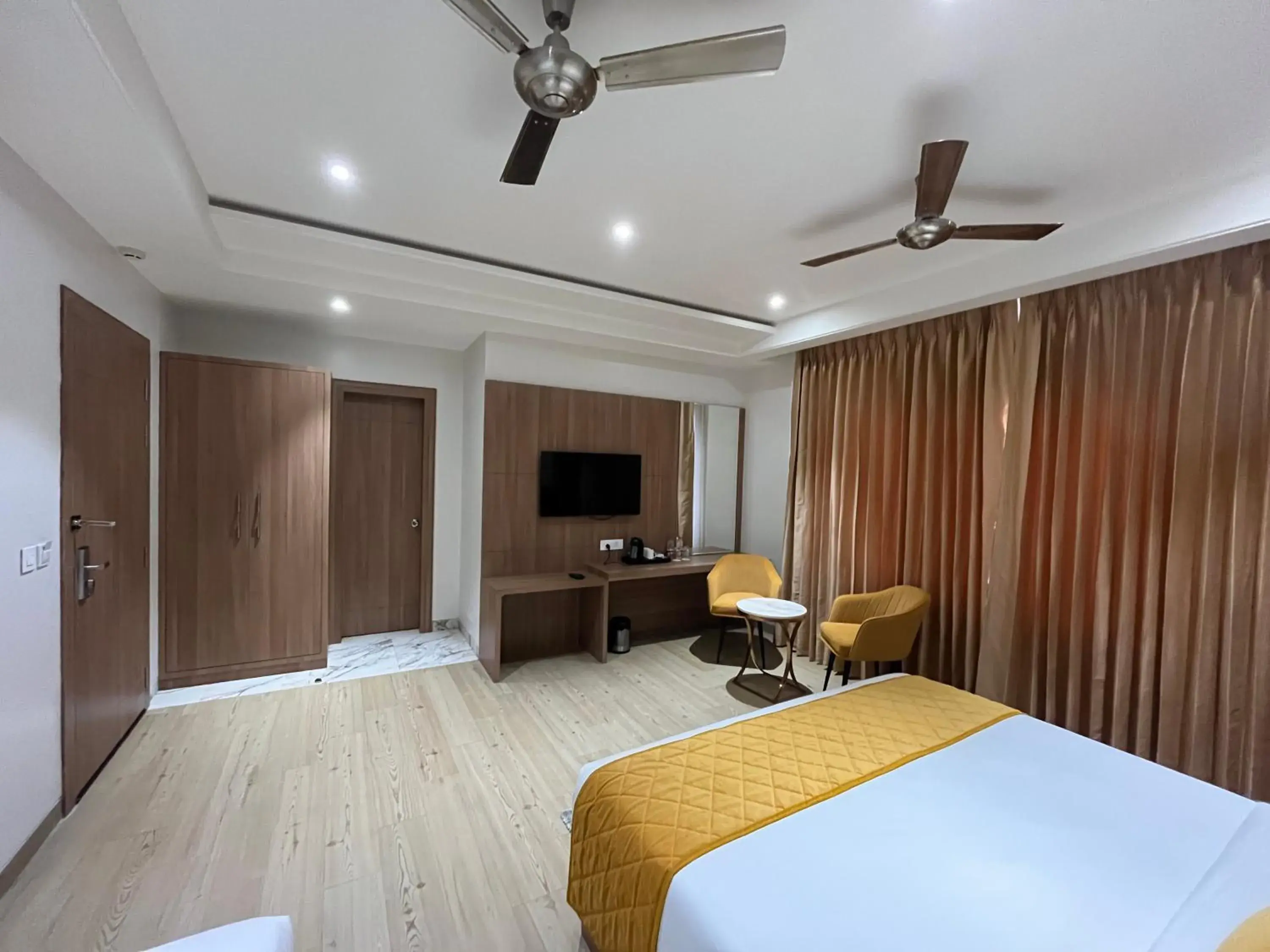 Luxury Triple Room in Hotel Three Seasons Luxury Triple Room in Hotel Three Seasons