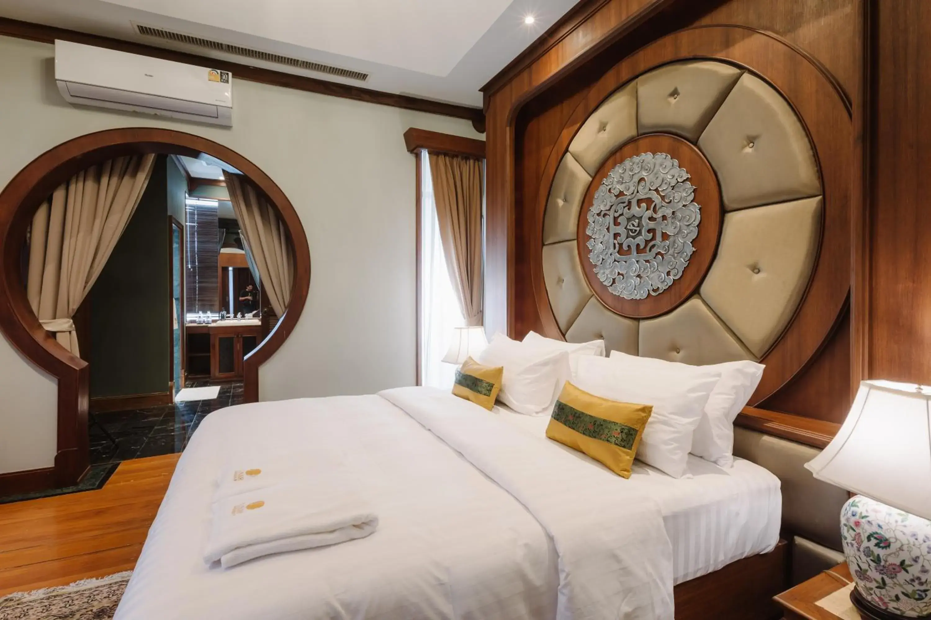 Suite with Hot Tub in Lunar Mansion Hotel Suite with Hot Tub in Lunar Mansion Hotel