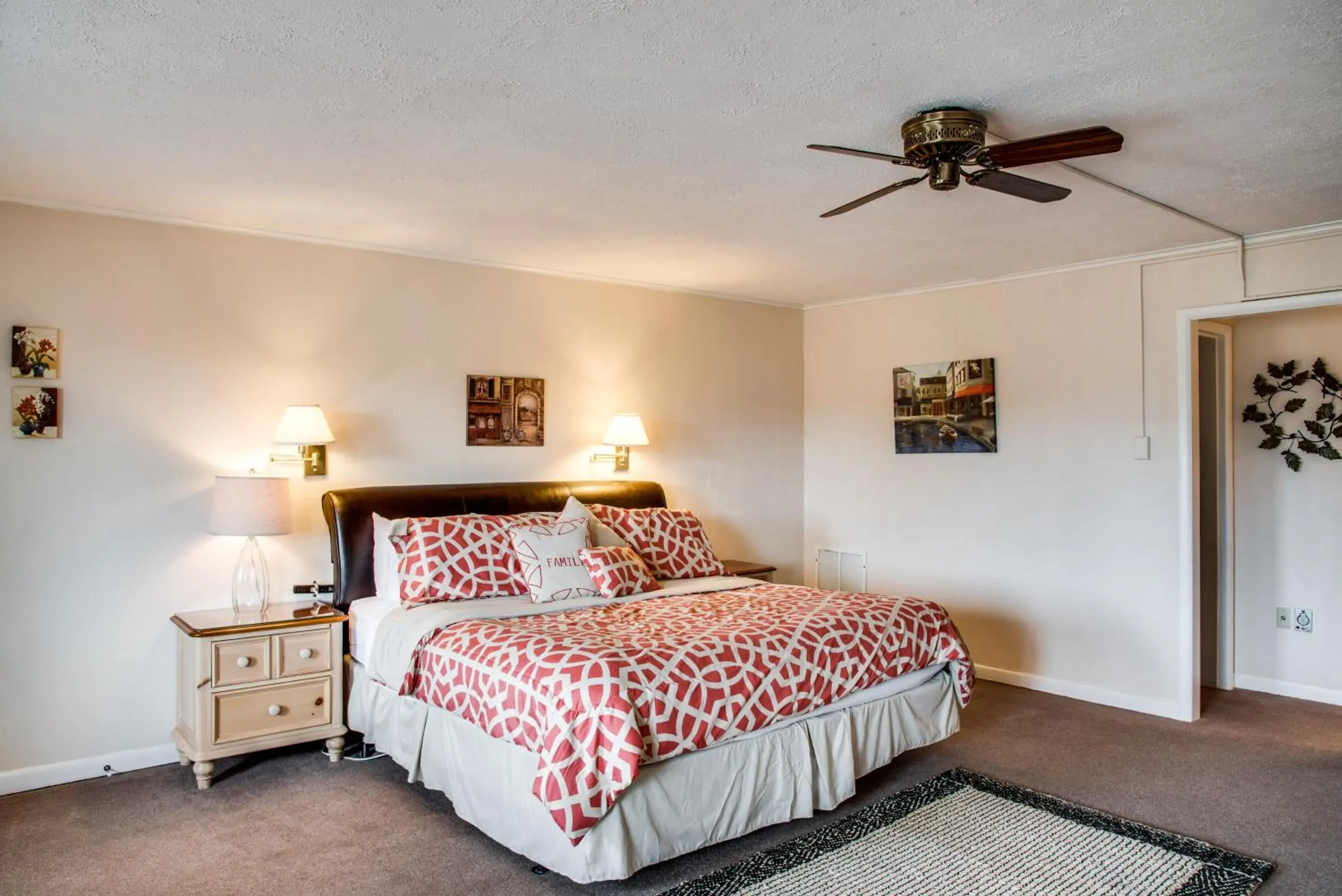 King Room in Cliff Dwellers Inn King Room in Cliff Dwellers Inn