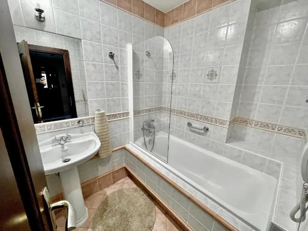 Economy Triple Room in Palace Inn Economy Triple Room in Palace Inn