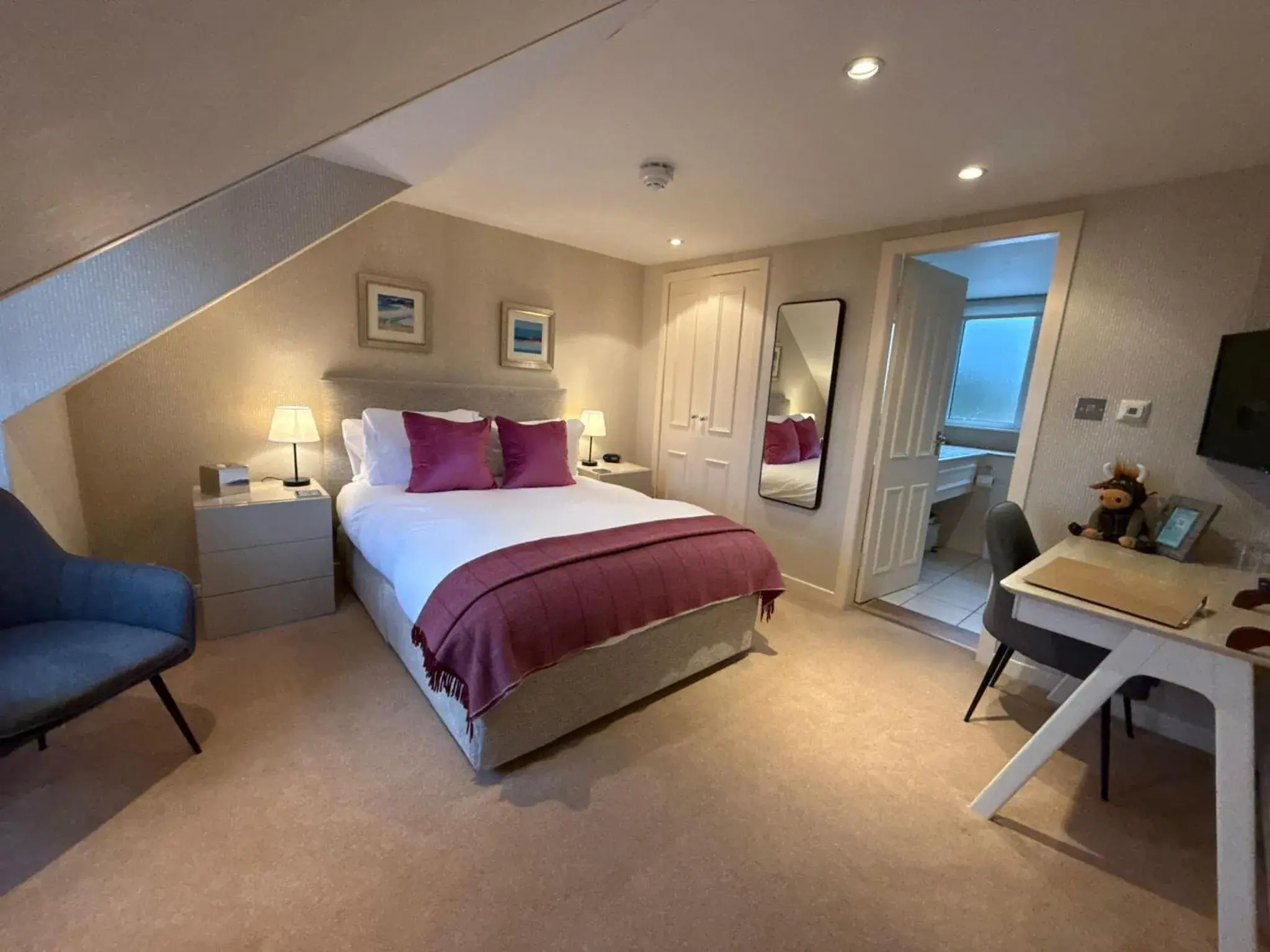 Small Double Room with Sea View (no pets) in The Airds Hotel and Restaurant Small Double Room with Sea View (no pets) in The Airds Hotel and Restaurant