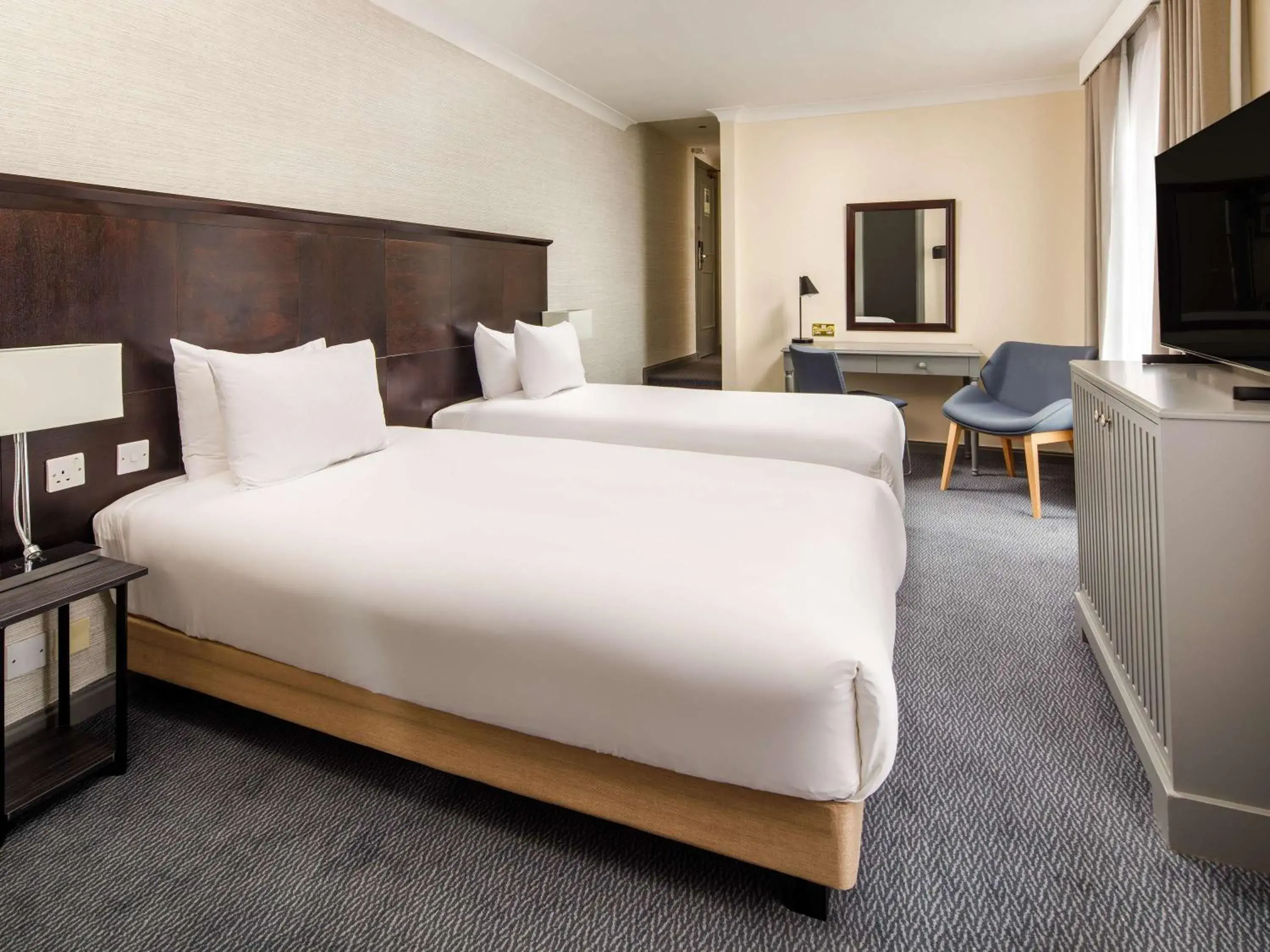 Twin Room with River View in Sunday London Staines-upon-Thames Heathrow T5 Twin Room with River View in Sunday London Staines-upon-Thames Heathrow T5