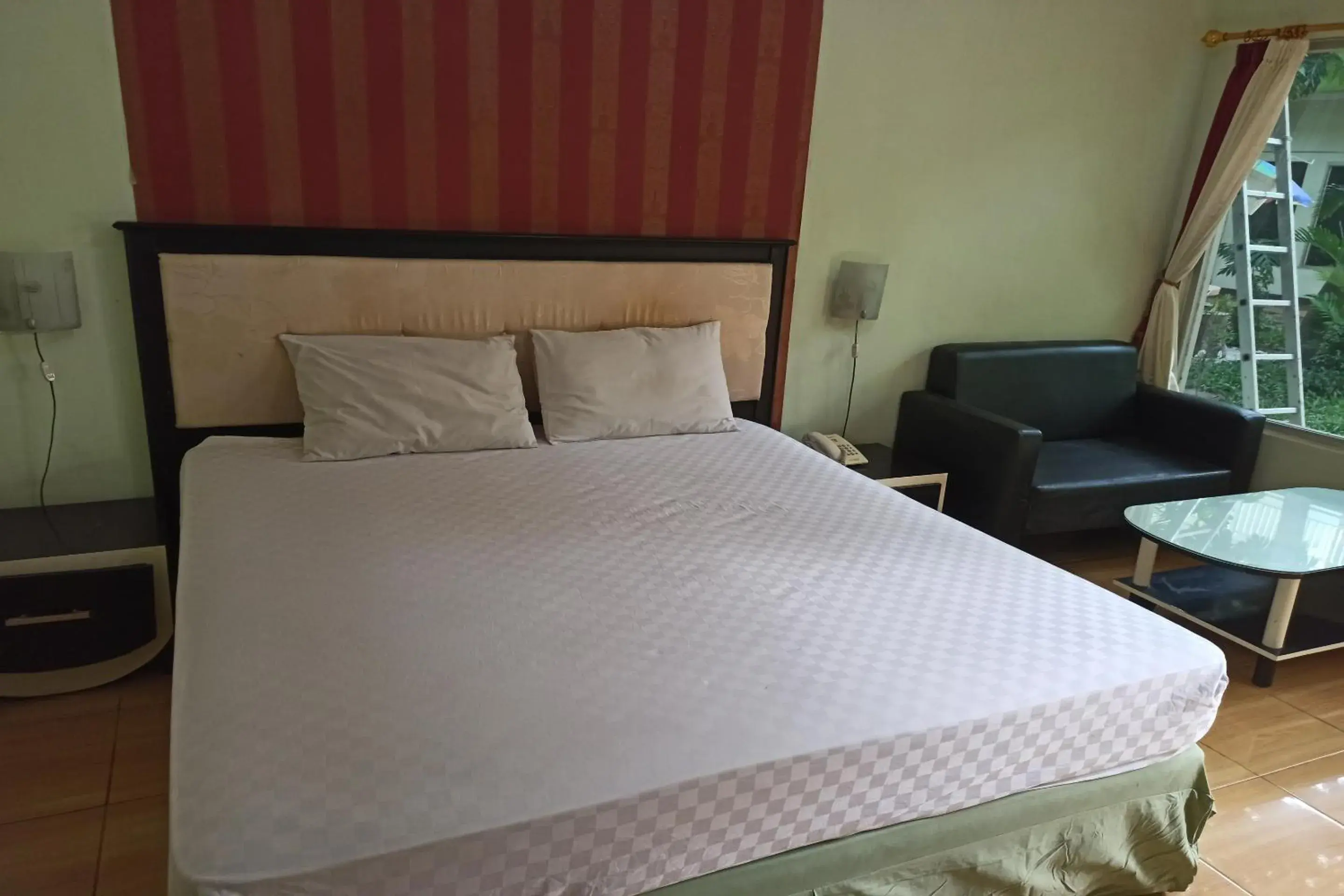 Standard Double Room in Hotel O Wisma Flamboyan NearTaman Makam Pahlawan Standard Double Room in Hotel O Wisma Flamboyan NearTaman Makam Pahlawan