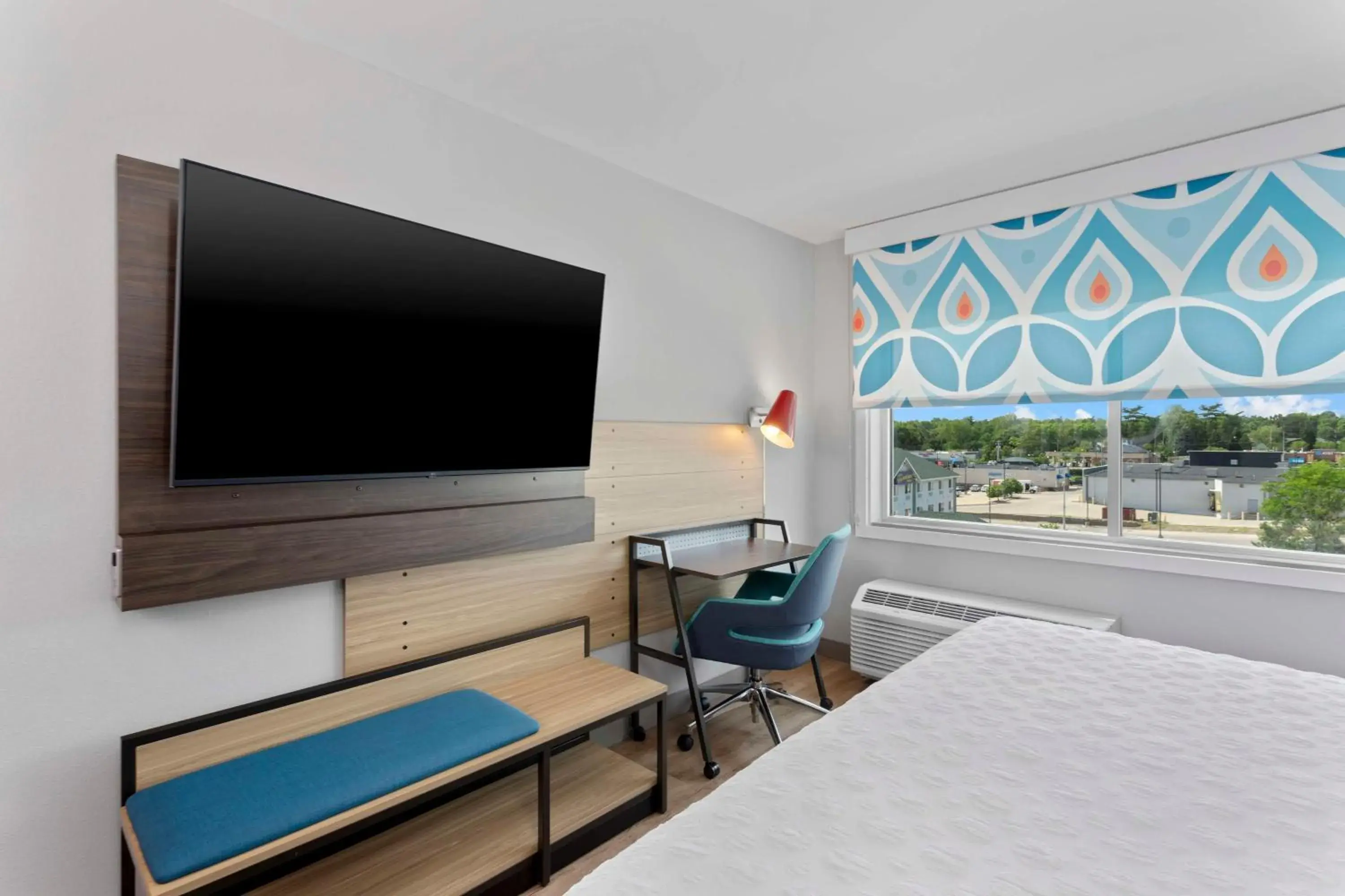 King Room with Walk-In Shower in Tru By Hilton Lincoln East King Room with Walk-In Shower in Tru By Hilton Lincoln East