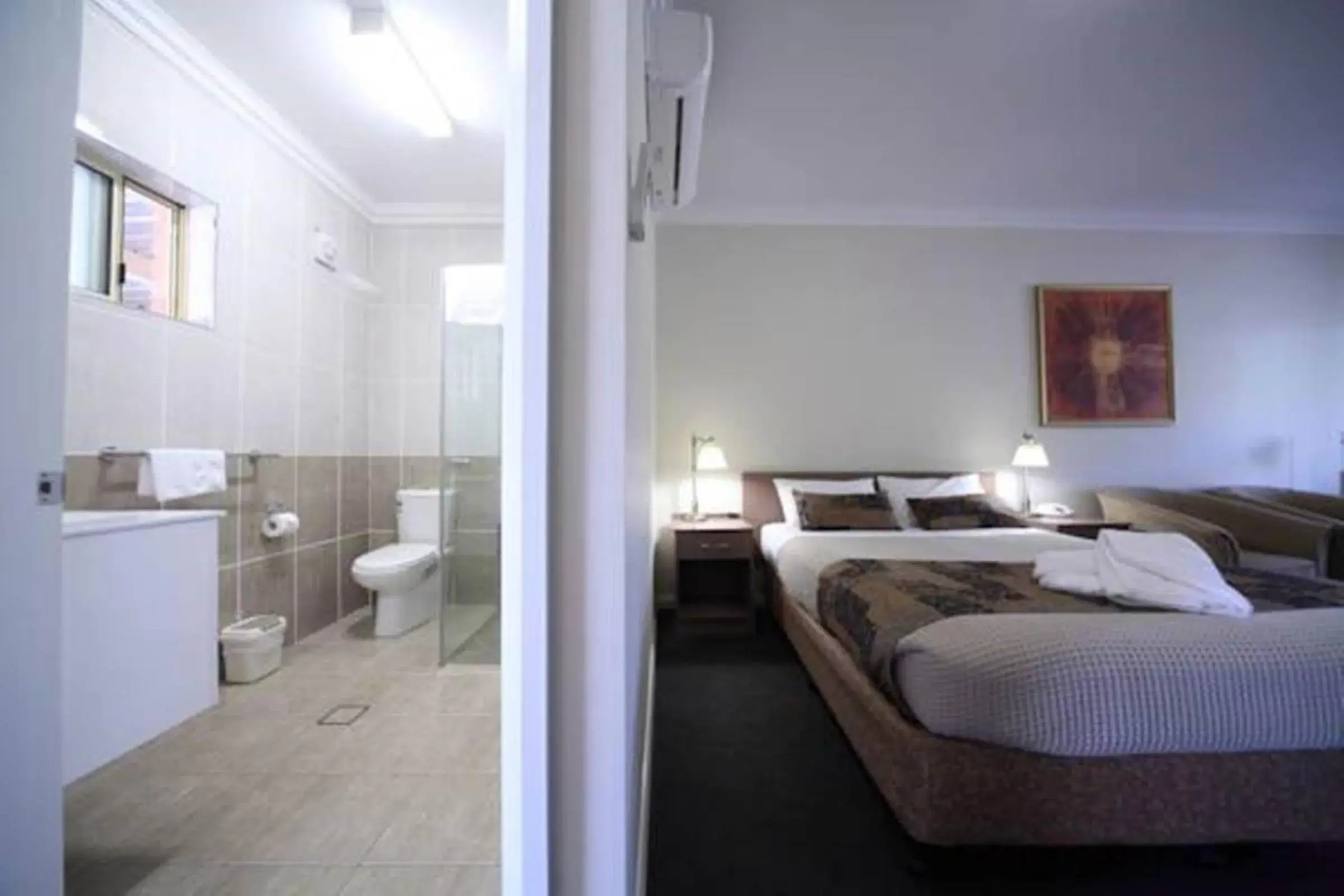 Deluxe Double Room in Gundagai Gabriel Motor Inn Deluxe Double Room in Gundagai Gabriel Motor Inn