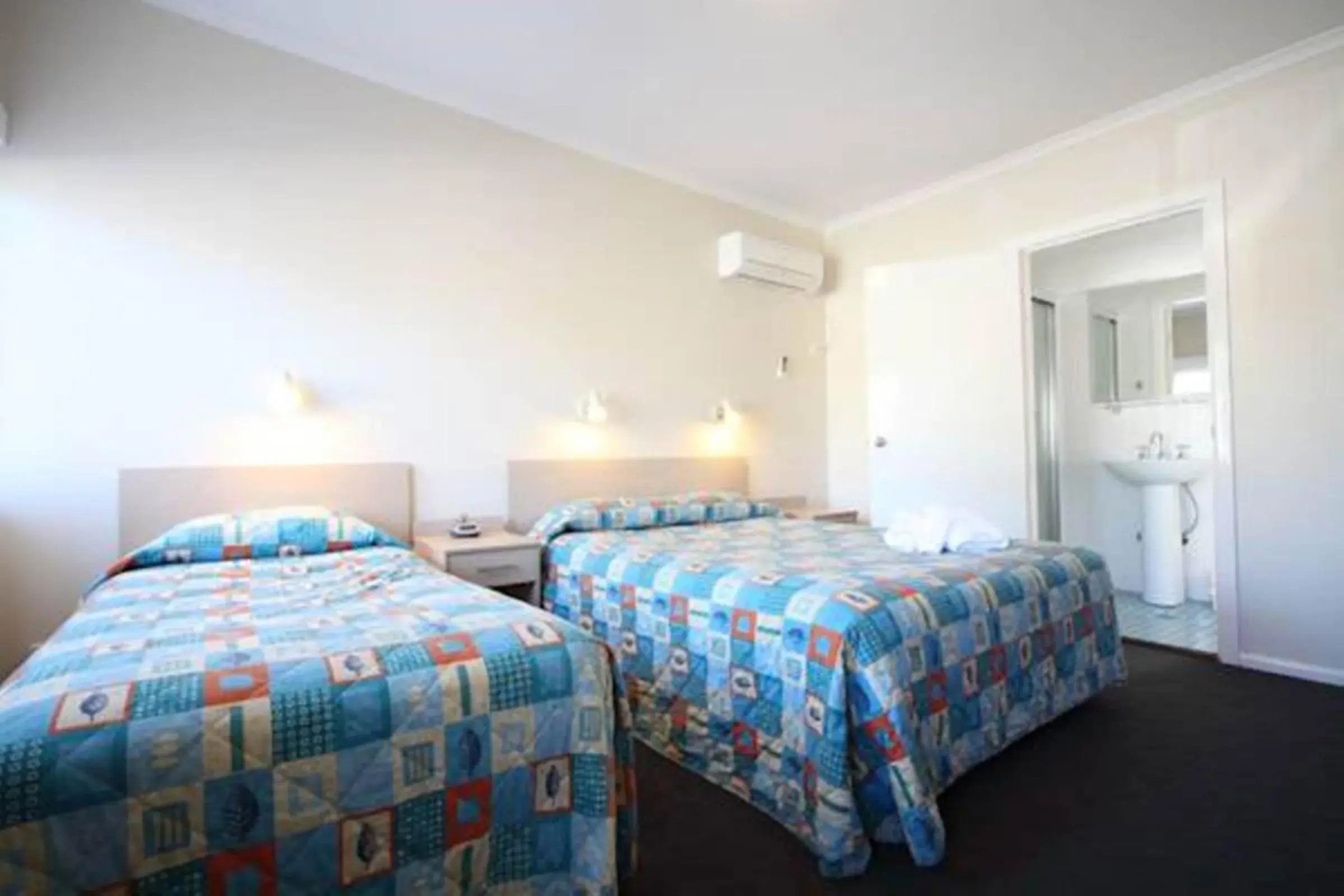 Twin Room in Gundagai Gabriel Motor Inn Twin Room in Gundagai Gabriel Motor Inn