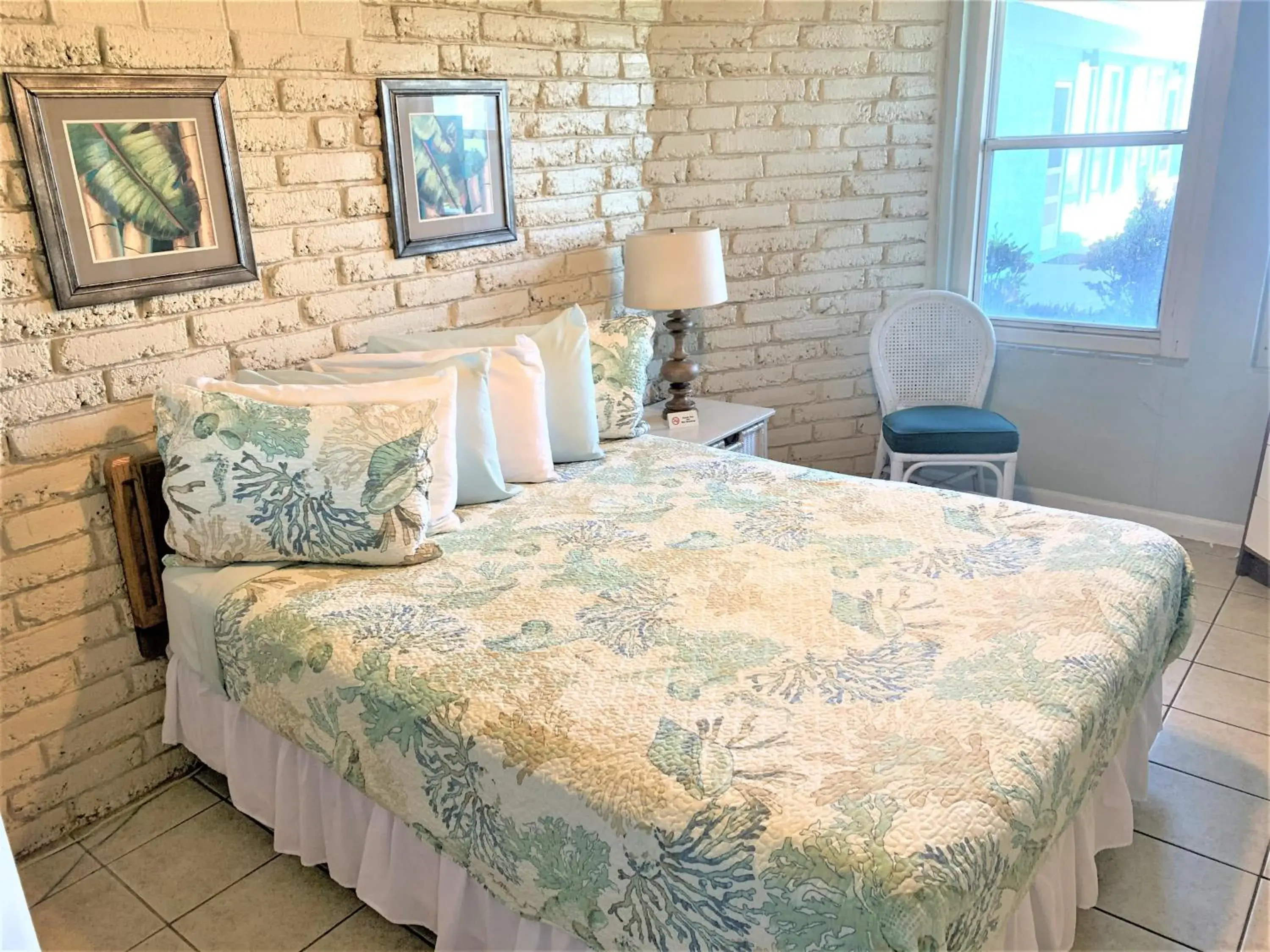 Queen Room in Sea Aire Oceanfront Inn Queen Room in Sea Aire Oceanfront Inn