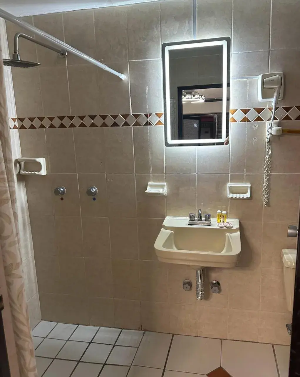 Standard Queen Room - single occupancy in HOTEL ZAPOTLAN Standard Queen Room - single occupancy in HOTEL ZAPOTLAN