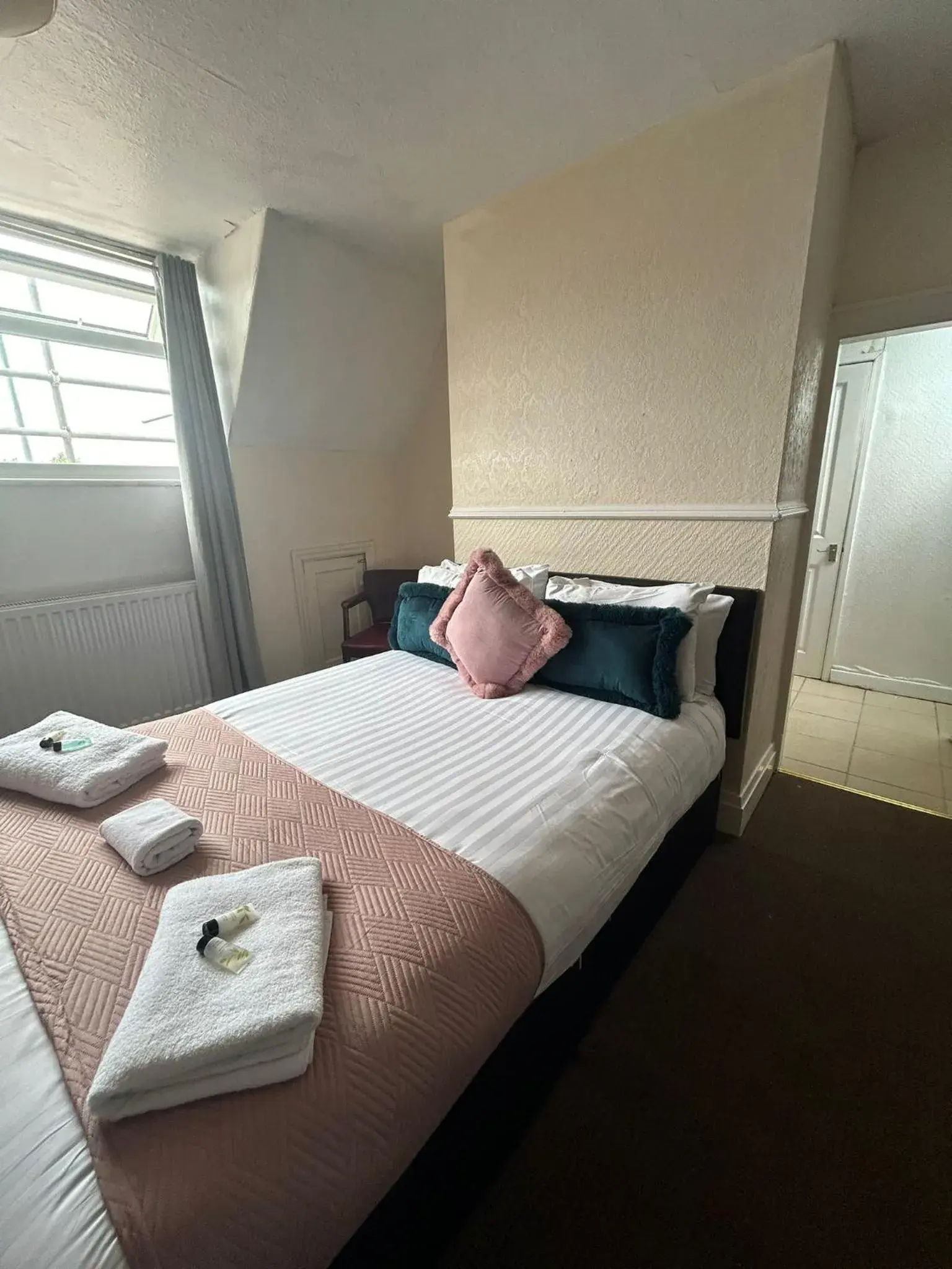 Family Room with Bathroom in The Wheatley Hotel Family Room with Bathroom in The Wheatley Hotel