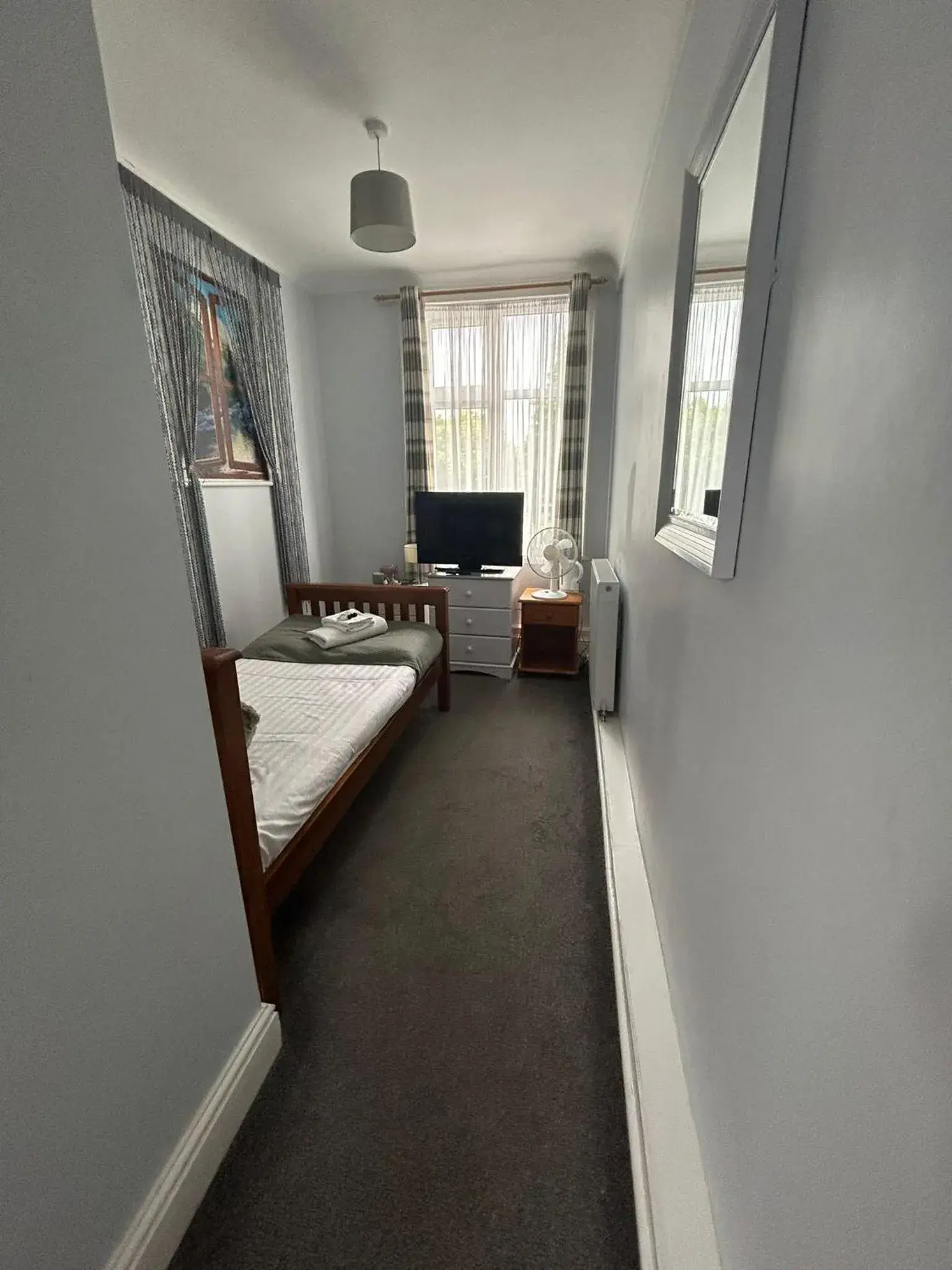 Single Room with Bathroom - single occupancy in The Wheatley Hotel Single Room with Bathroom - single occupancy in The Wheatley Hotel