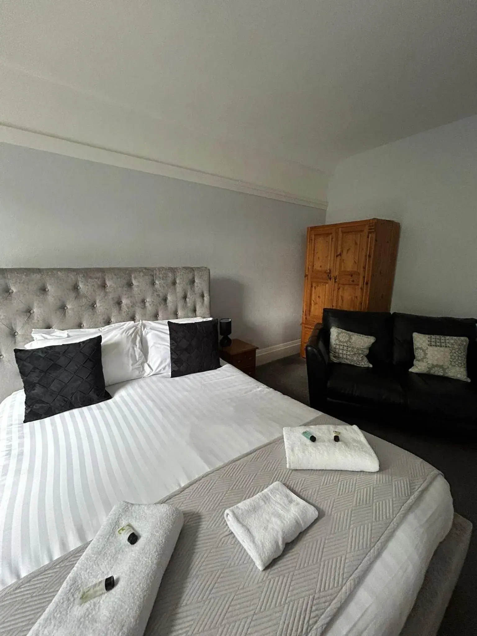 Double Room with Private Bathroom in The Wheatley Hotel Double Room with Private Bathroom in The Wheatley Hotel