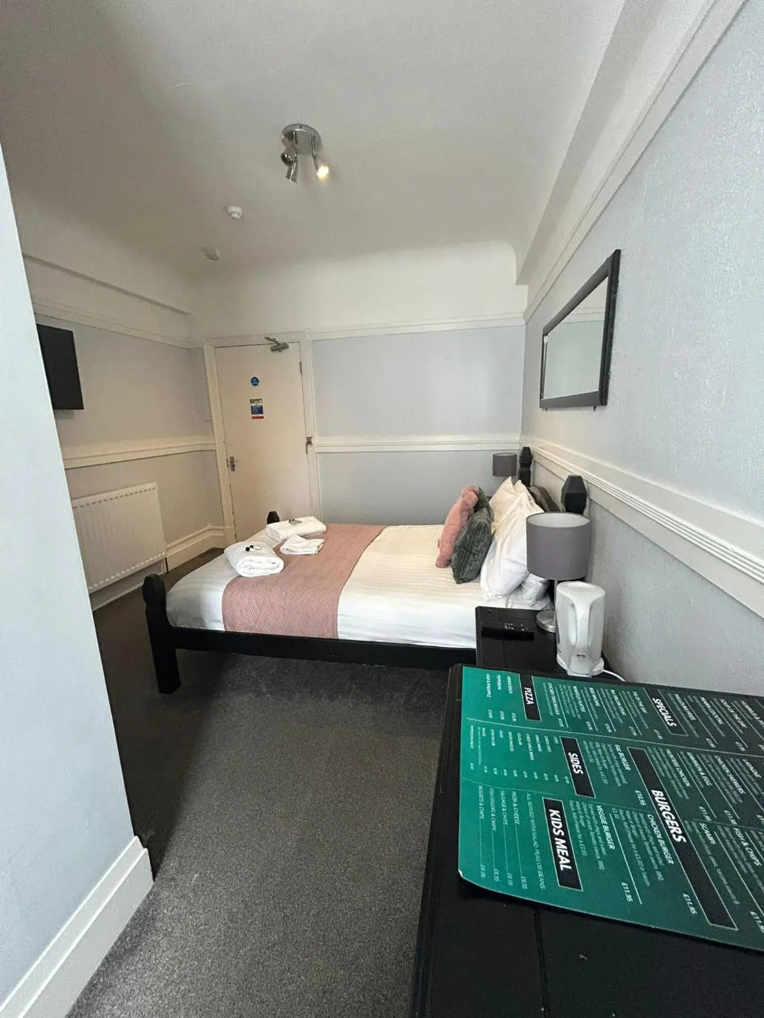Double Room with Private Bathroom in The Wheatley Hotel Double Room with Private Bathroom in The Wheatley Hotel