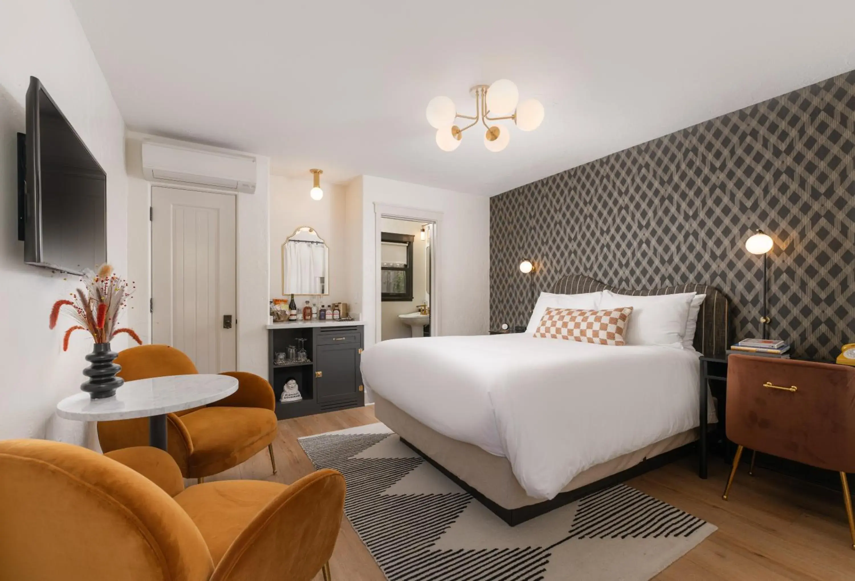 Queen Room in Petit Soleil - Bed, Breakfast and Bar Queen Room in Petit Soleil - Bed, Breakfast and Bar