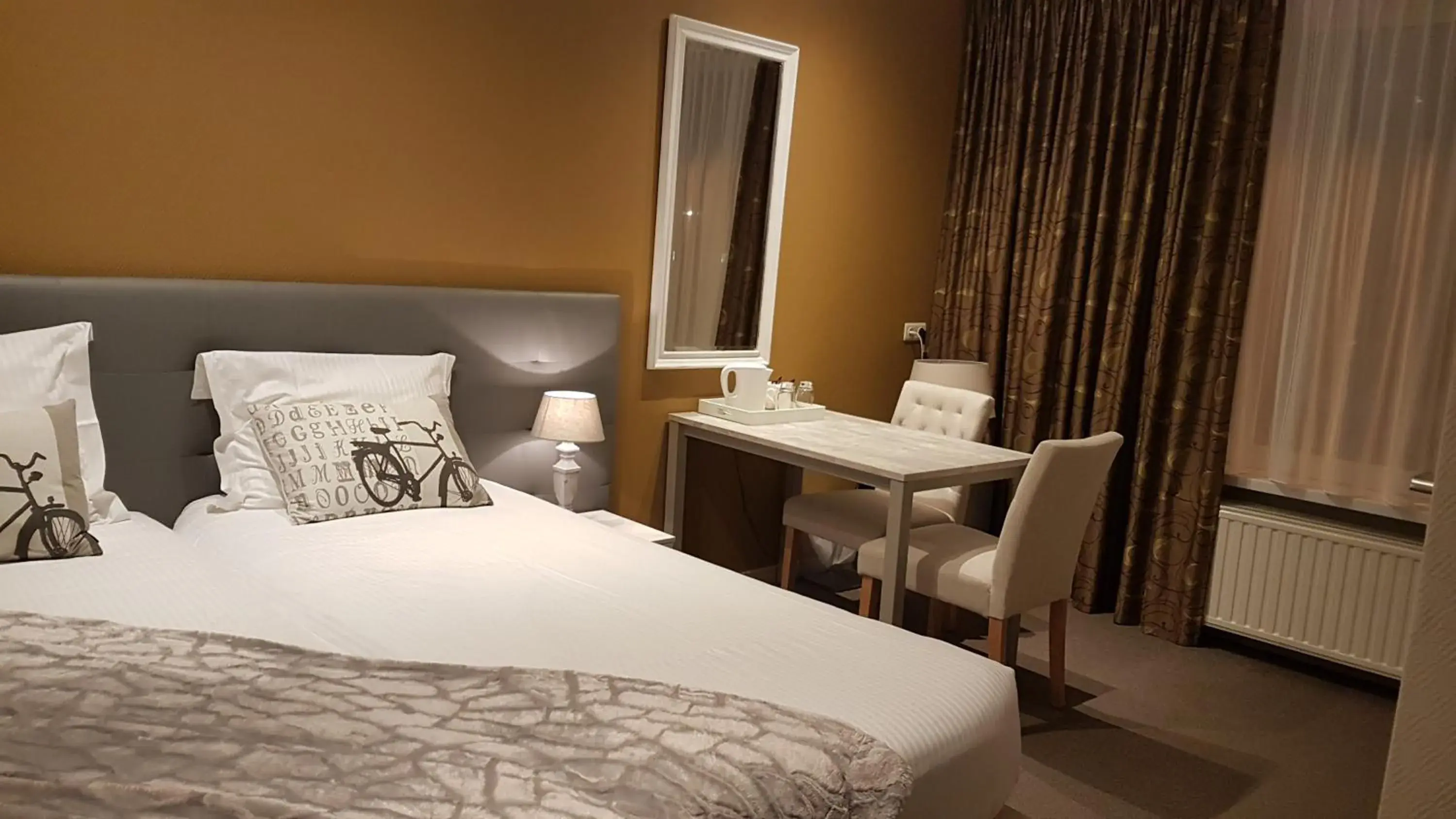 Comfort Double Room in De Eenhoorn Comfort Double Room in De Eenhoorn