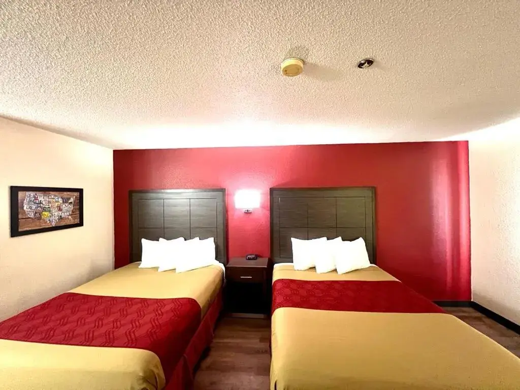 Queen Room with Two Queen Beds - Accessible/Non-Smoking in Econo Lodge Oacoma - Chamberlain West Queen Room with Two Queen Beds - Accessible/Non-Smoking in Econo Lodge Oacoma - Chamberlain West