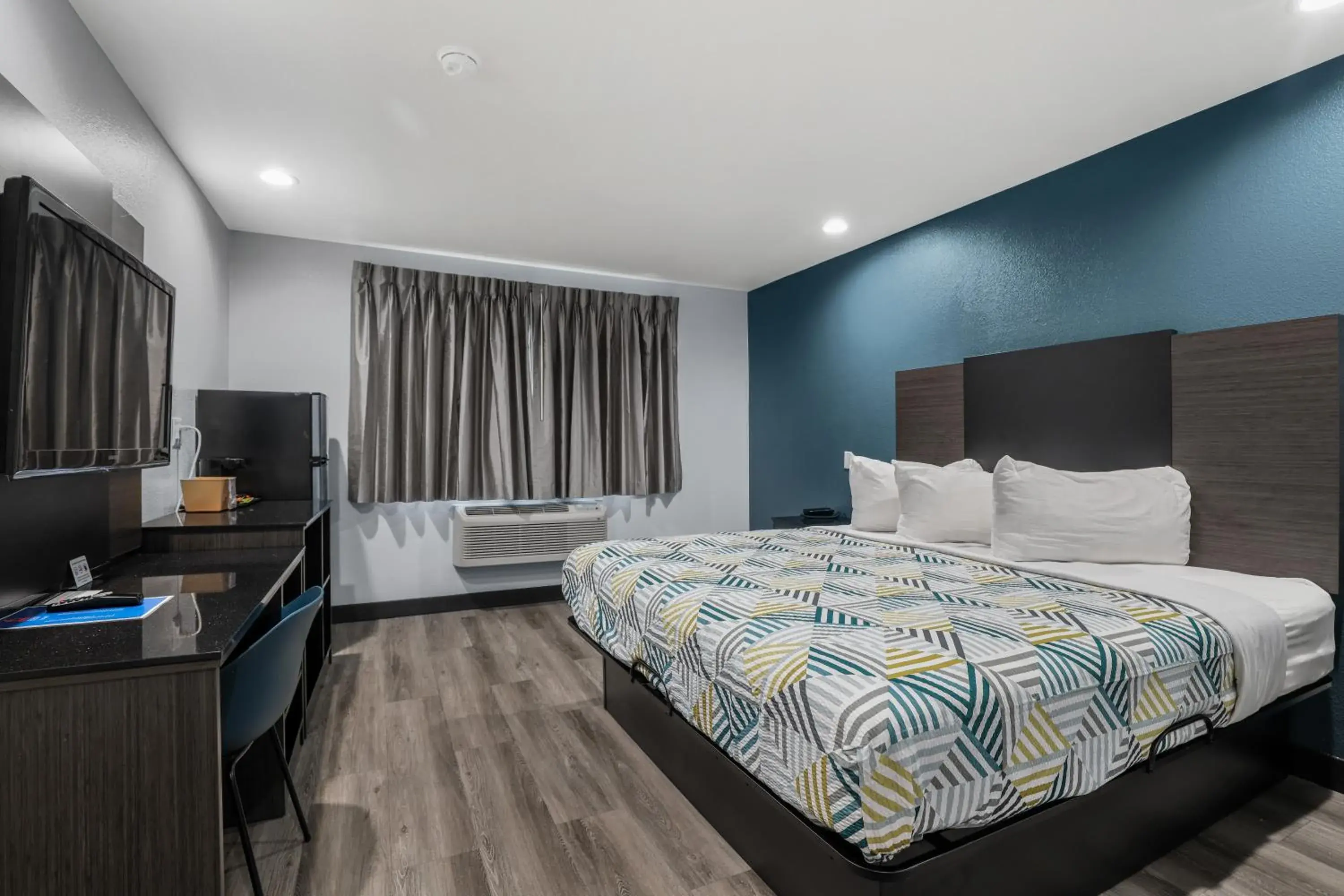 King Room - single occupancy - Non-Smoking in Studio 6 Suites Perris, CA King Room - single occupancy - Non-Smoking in Studio 6 Suites Perris, CA