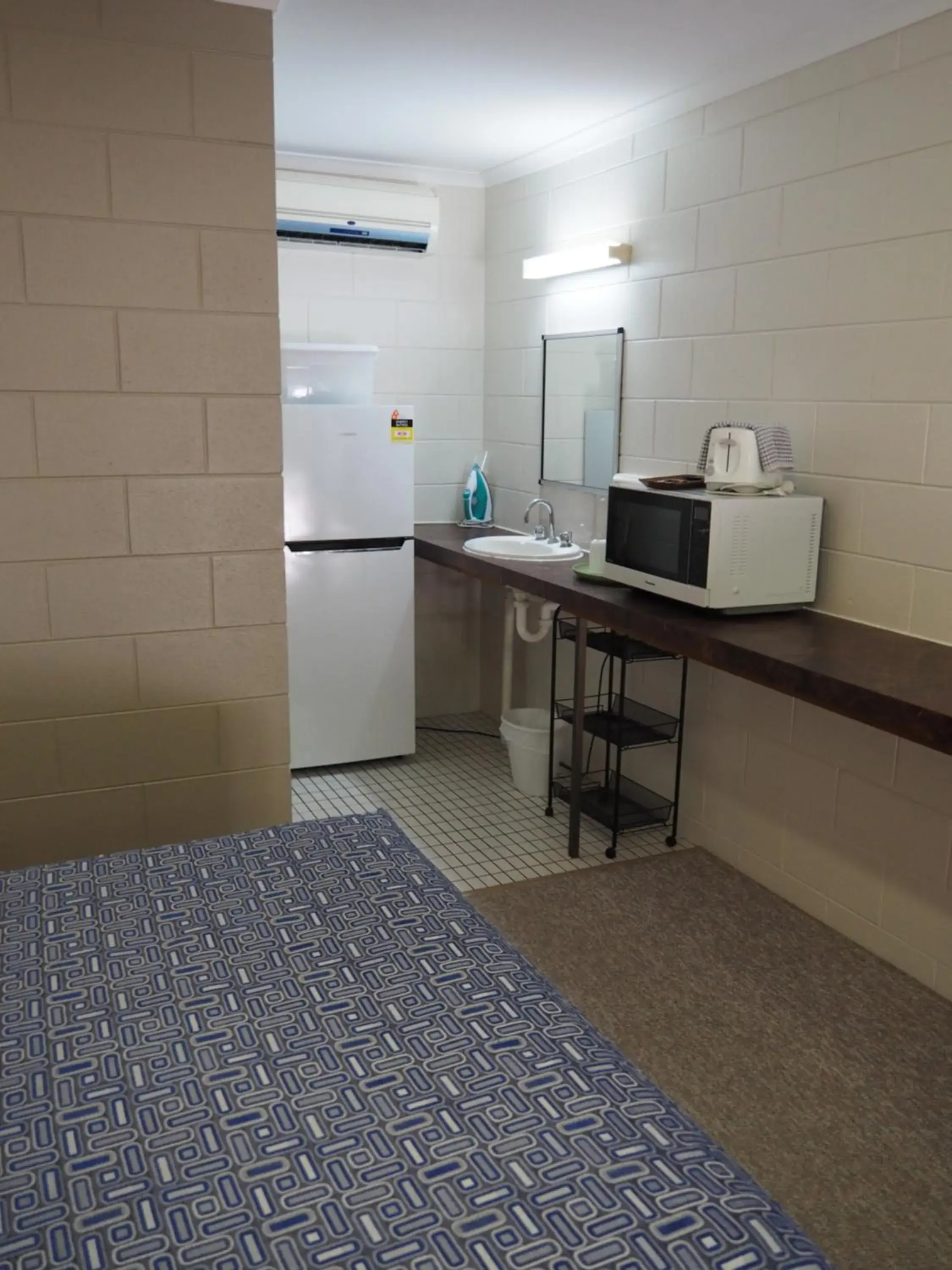 Deluxe Queen Room in Sunbird Motel Deluxe Queen Room in Sunbird Motel