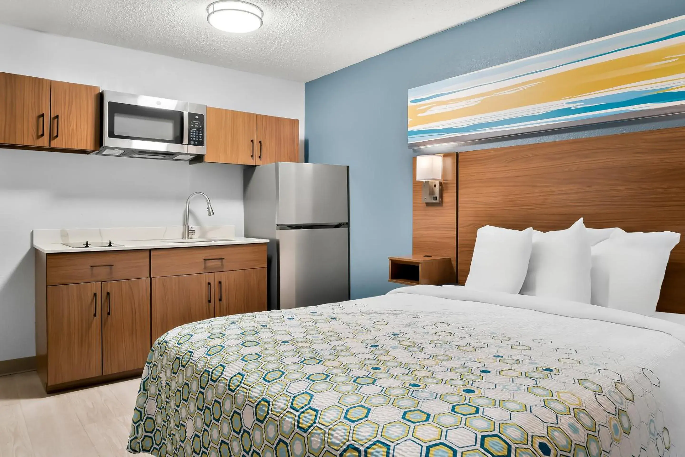 Suite Queen Room Non-Smoking in HomeTowne Studios by Red Roof Auburn Hills Suite Queen Room Non-Smoking in HomeTowne Studios by Red Roof Auburn Hills