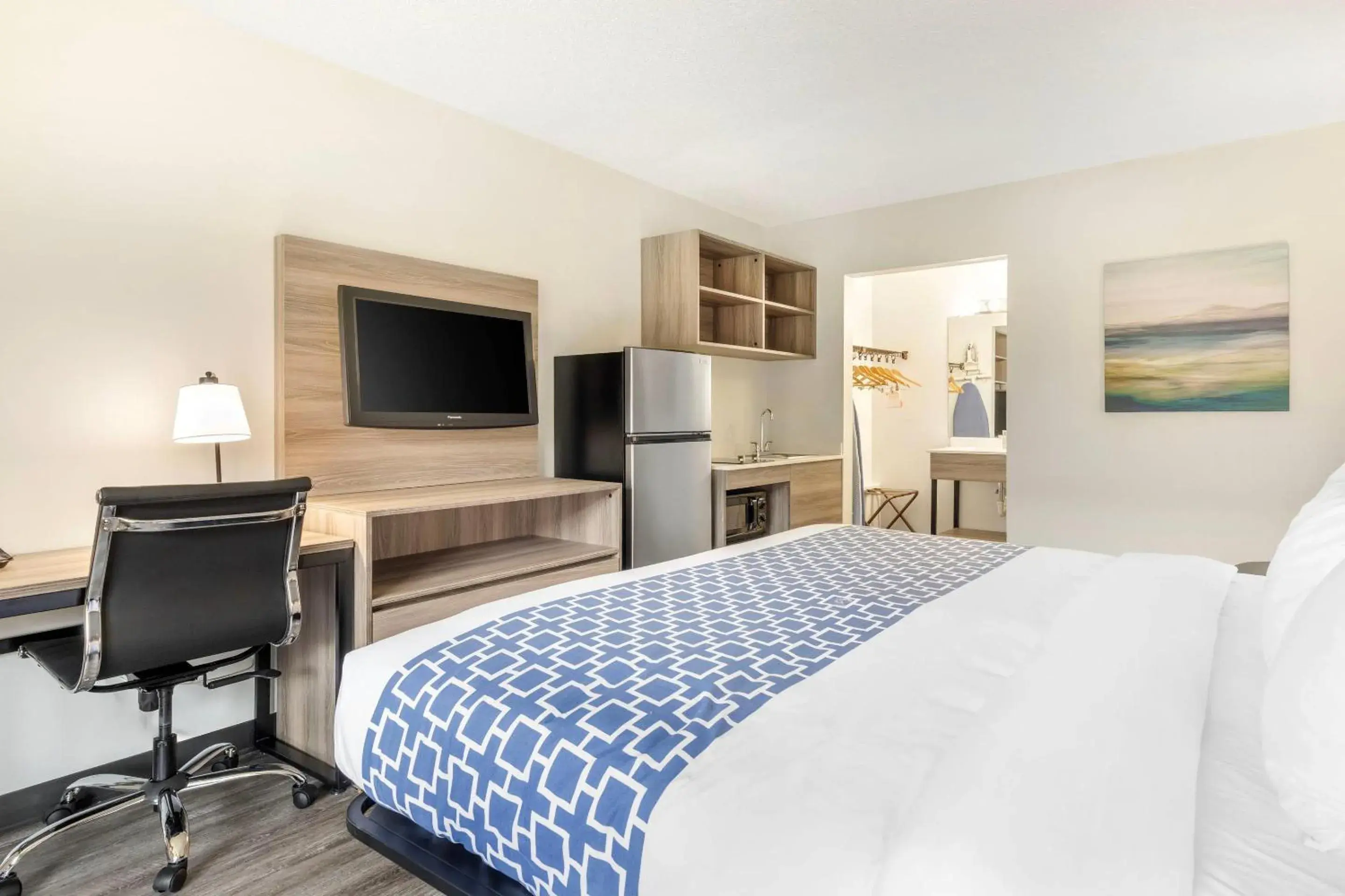 Efficiency King Room/Disability Access - Non Smoking/Exterior Hall in Suburban Studios Tysons Corner Efficiency King Room/Disability Access - Non Smoking/Exterior Hall in Suburban Studios Tysons Corner