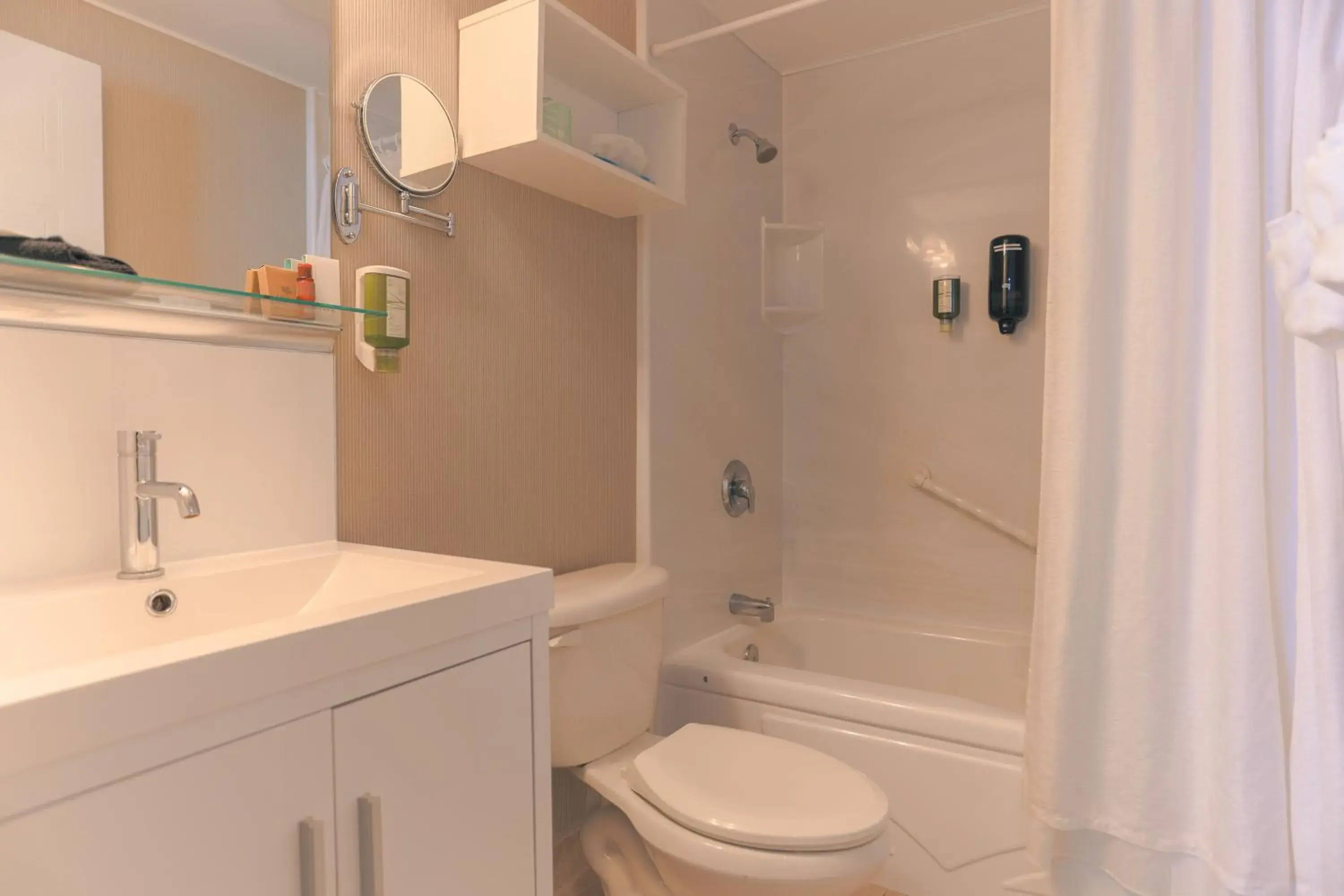 Ground Level 1 King bed in Hotel Lac Brome Ground Level 1 King bed in Hotel Lac Brome