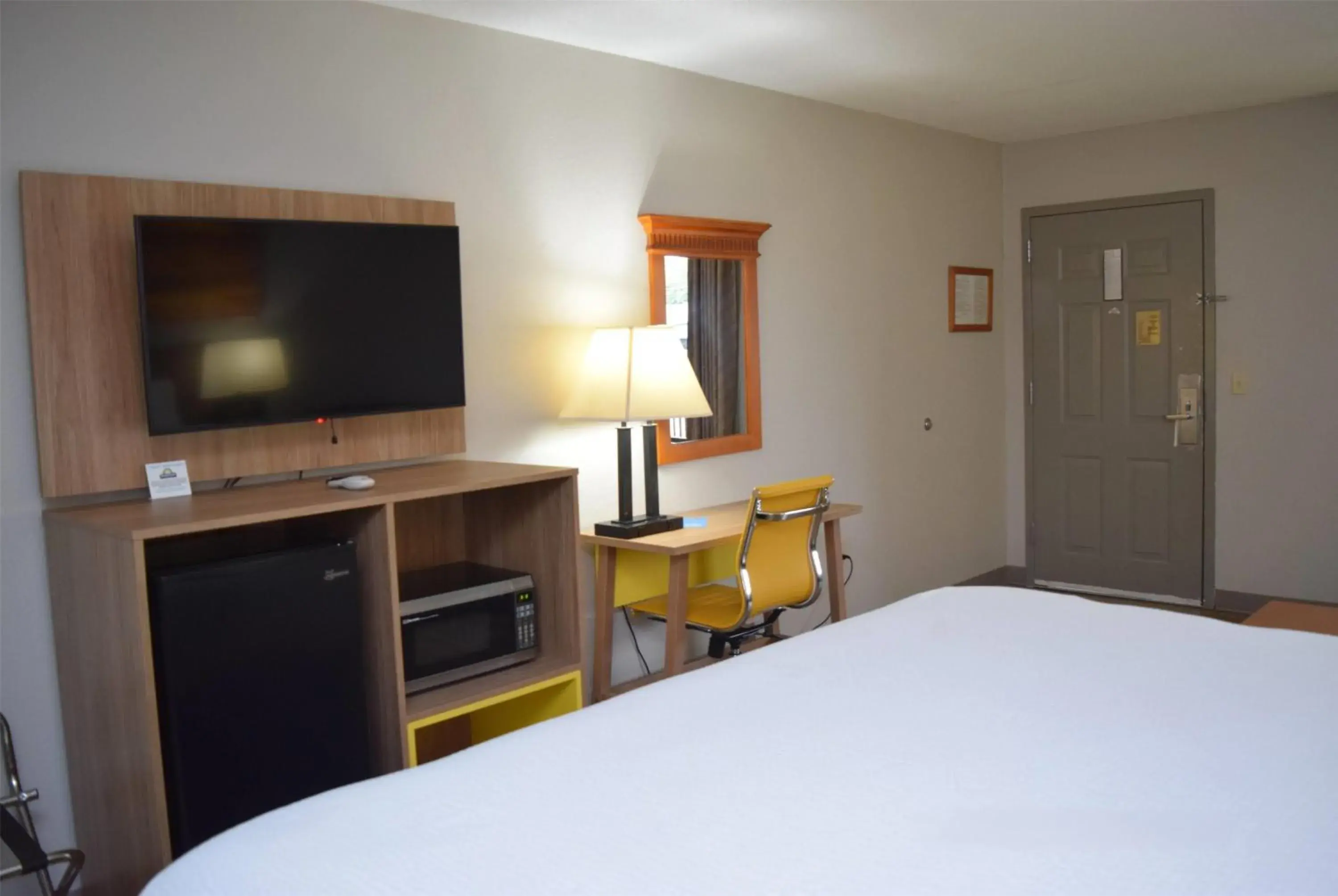 Queen Room in Days Inn by Wyndham Elberton Queen Room in Days Inn by Wyndham Elberton