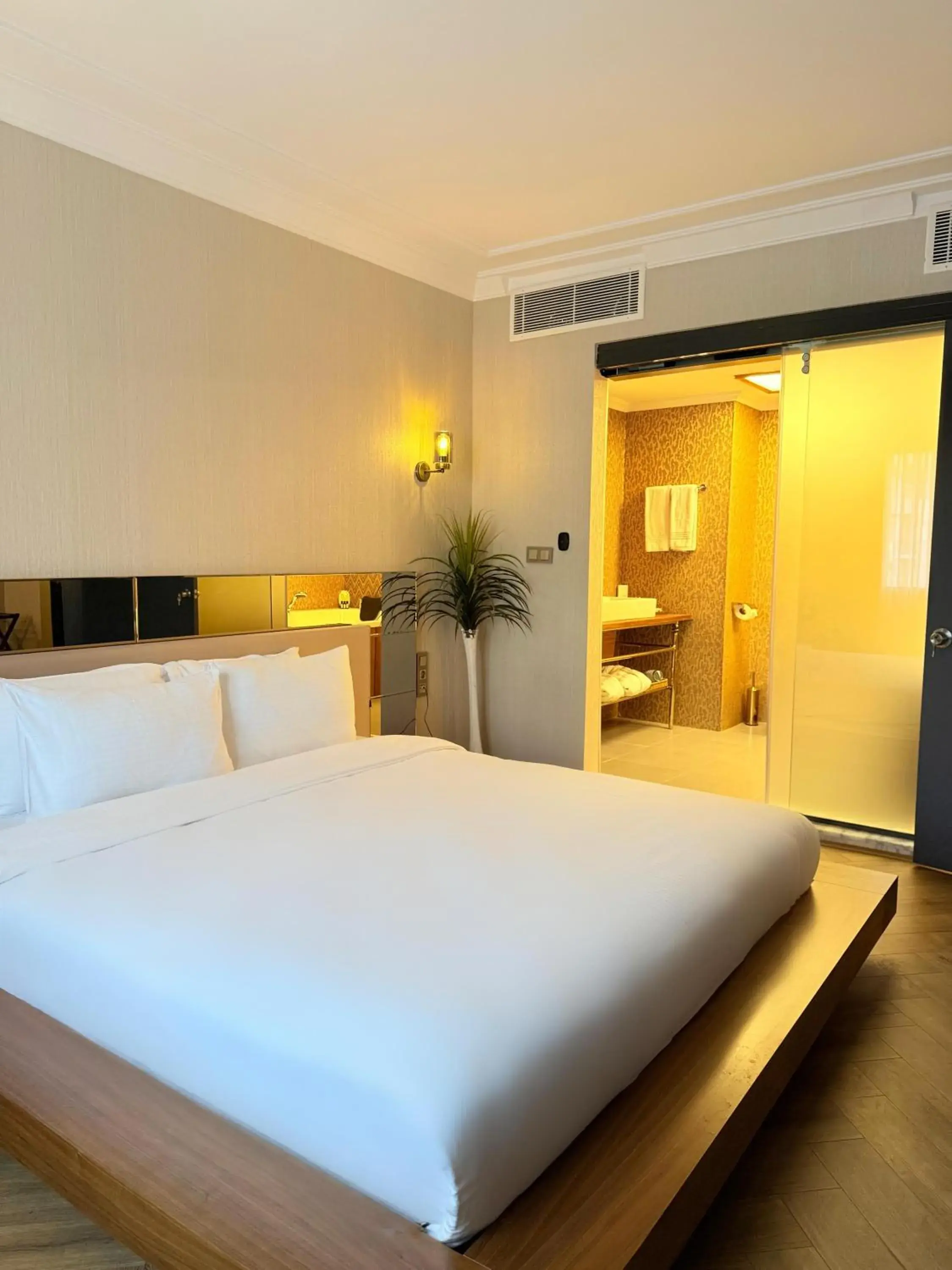 Suite with City View in The Yalı Konak Hotel İzmir Suite with City View in The Yalı Konak Hotel İzmir