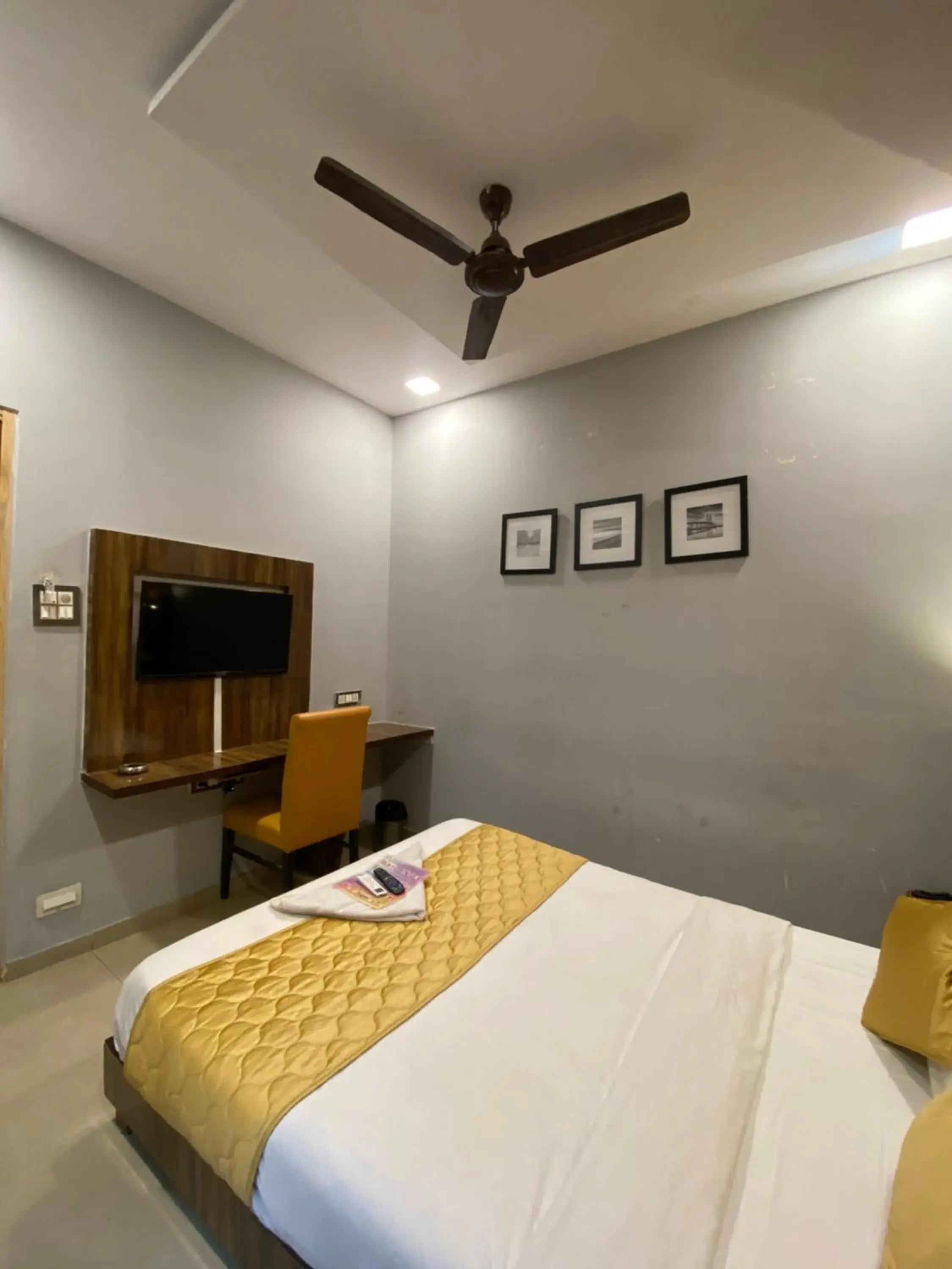 Double Room in Hotel Blue Wellington - Near Mumbai Airport Double Room in Hotel Blue Wellington - Near Mumbai Airport