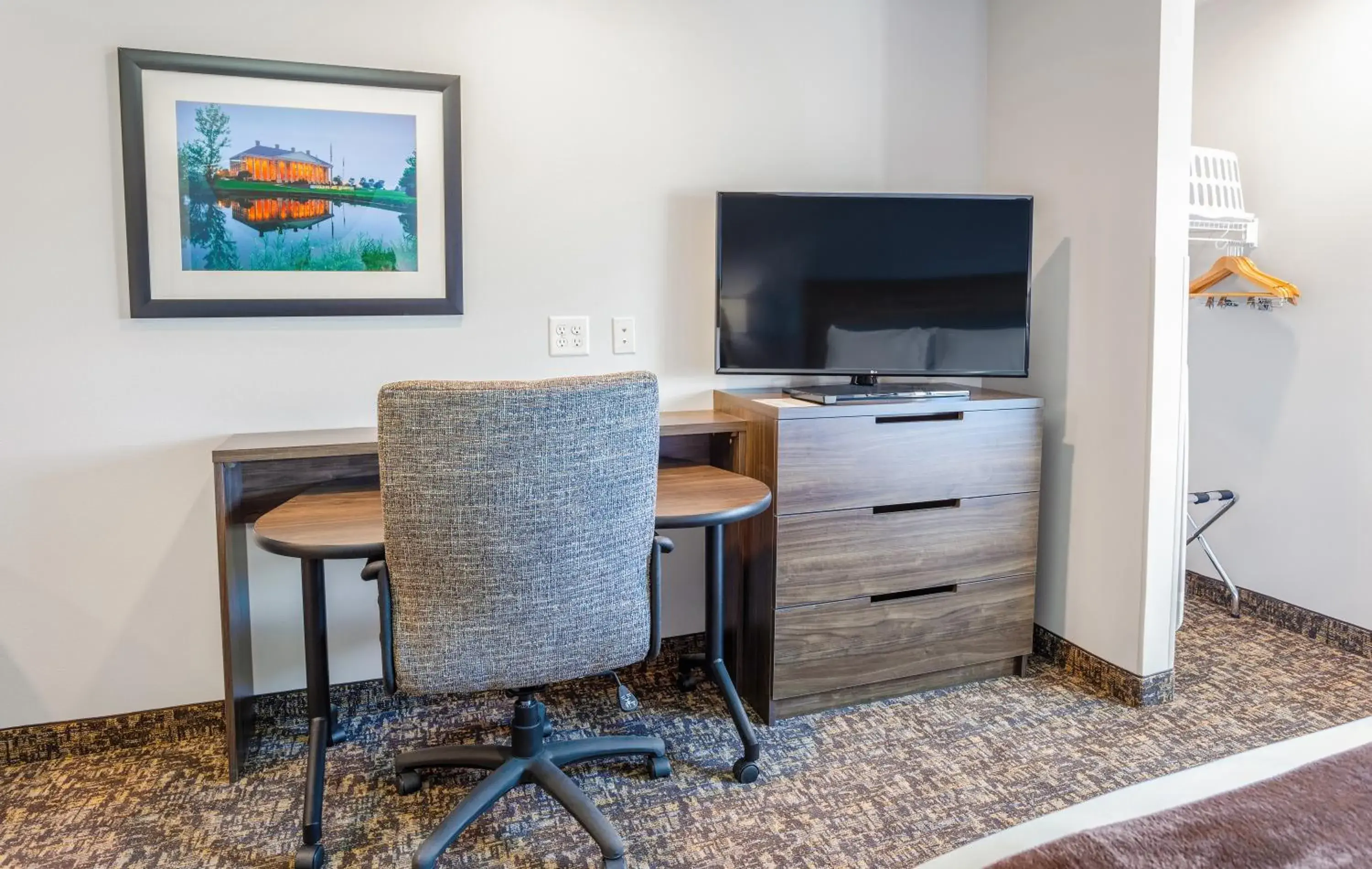 Deluxe Queen Room with Two Queen Beds in My Place Hotel-Tucson North/Marana/Cortaro, AZ Deluxe Queen Room with Two Queen Beds in My Place Hotel-Tucson North/Marana/Cortaro, AZ