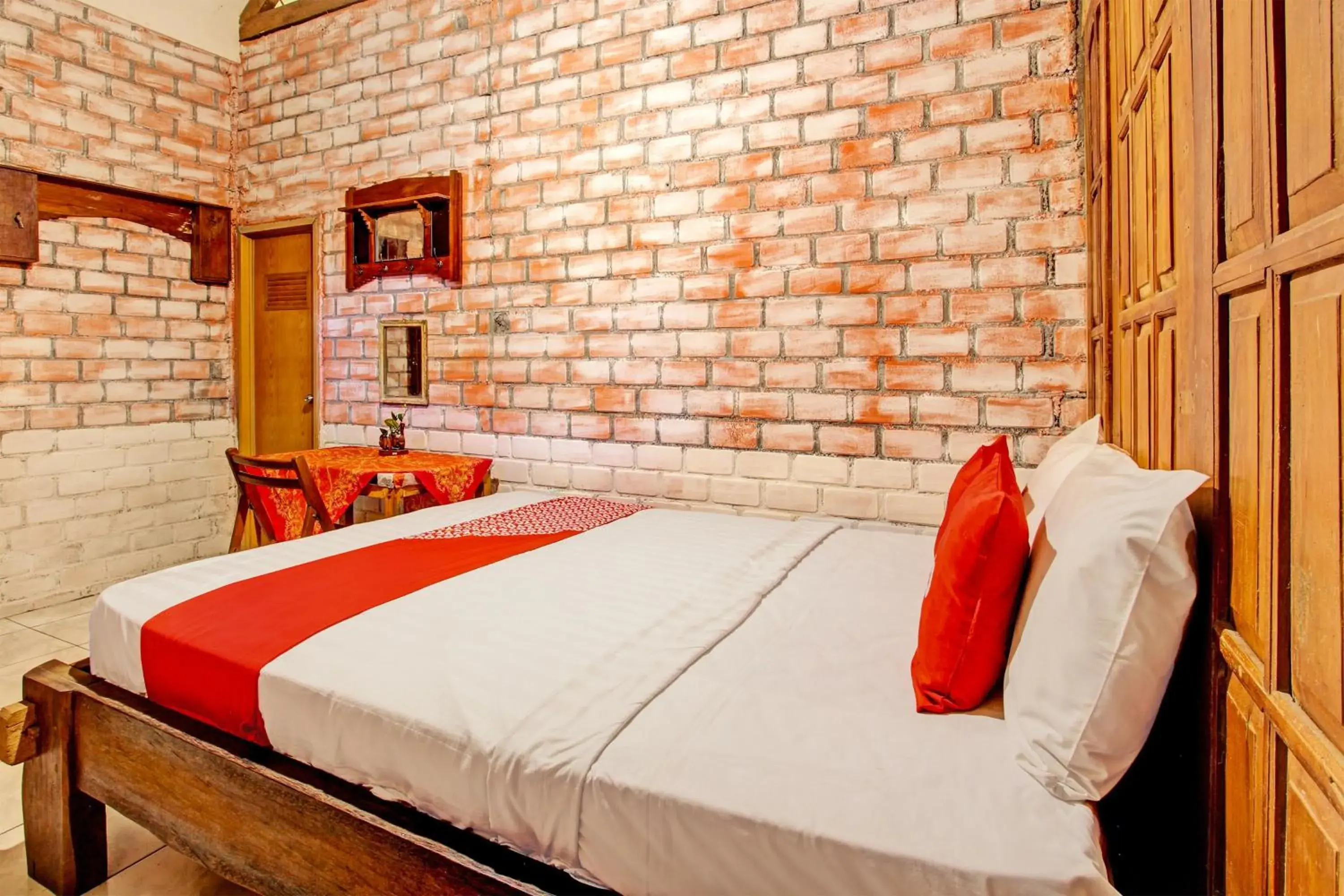 Deluxe Double Room in Hotel O Omah Baturan Syariah Deluxe Double Room in Hotel O Omah Baturan Syariah