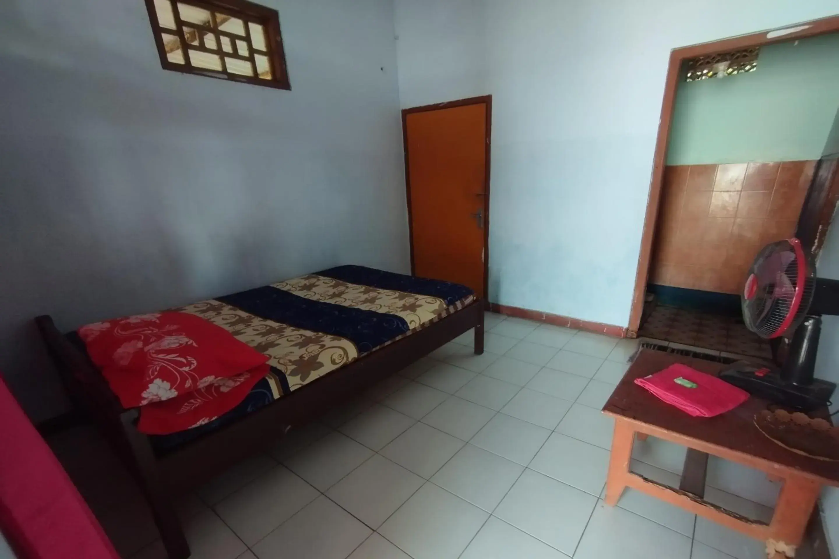 Double Room in Hotel O Dannis Homestay Near Musholla Al Istiqomah Terawangan Double Room in Hotel O Dannis Homestay Near Musholla Al Istiqomah Terawangan