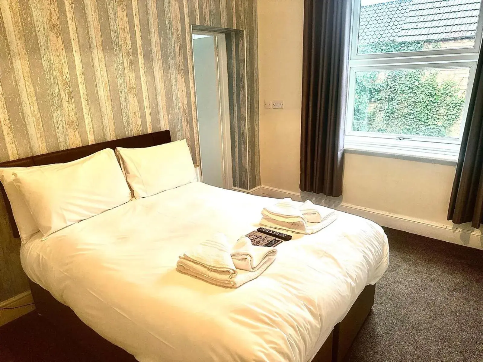 Double Room with Private Bathroom in The Wash & Tope Double Room with Private Bathroom in The Wash & Tope