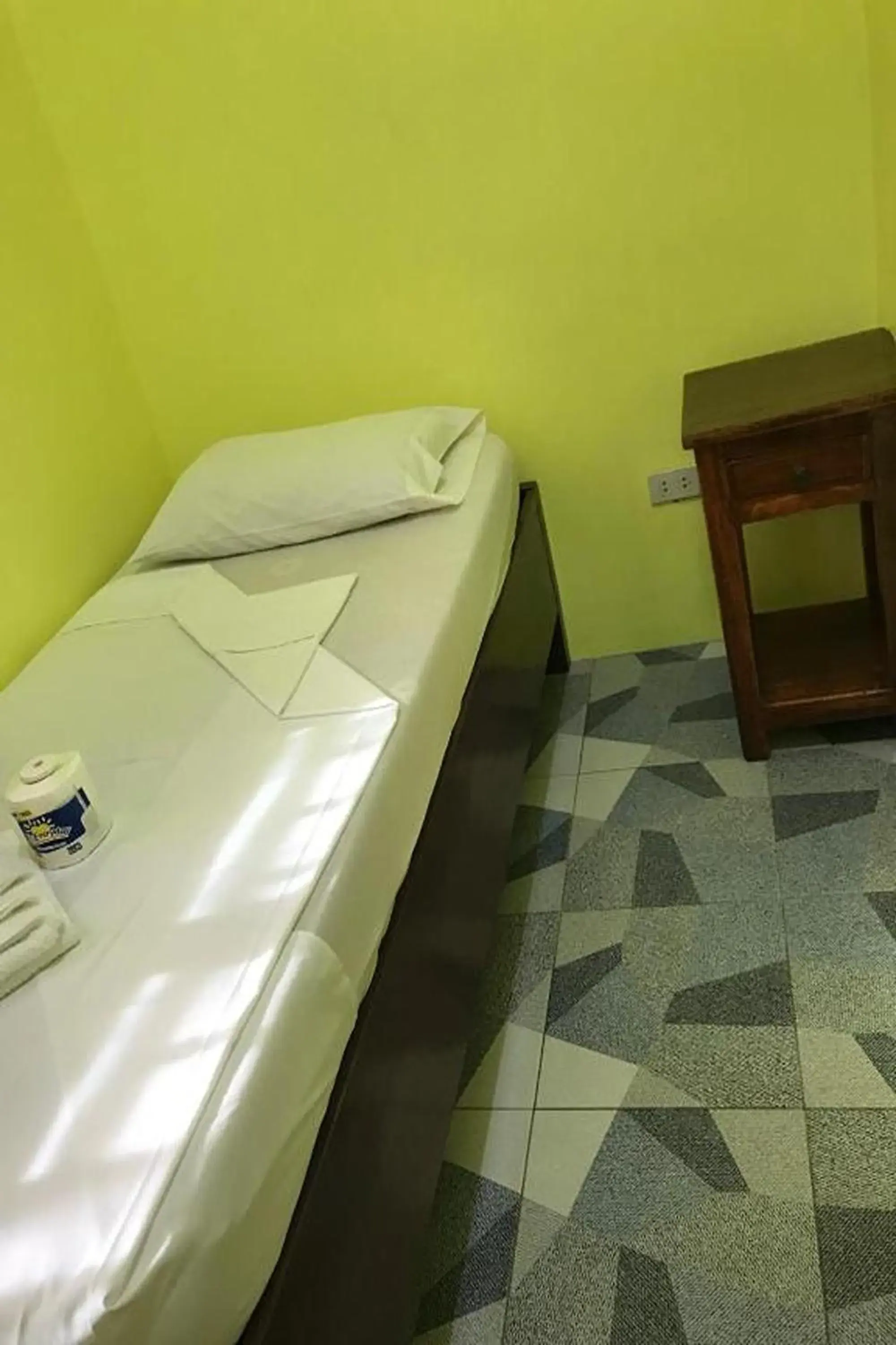 Standard Single Room with Fan in Luis Bay Travellers Lodge Coron Standard Single Room with Fan in Luis Bay Travellers Lodge Coron