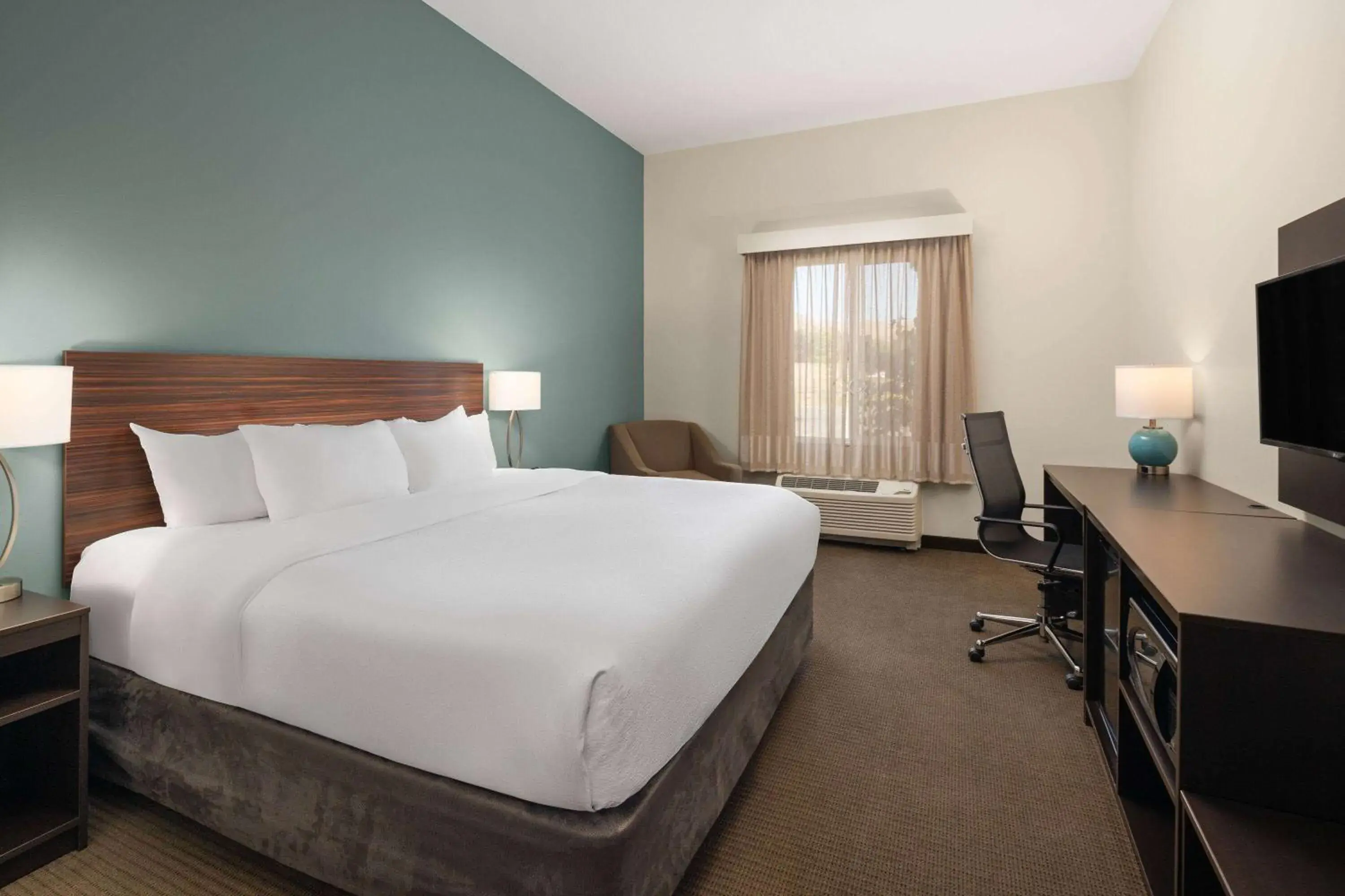King Room - Mobility Access/Non-Smoking in La Quinta Inn & Suites by Wyndham Wenatchee King Room - Mobility Access/Non-Smoking in La Quinta Inn & Suites by Wyndham Wenatchee